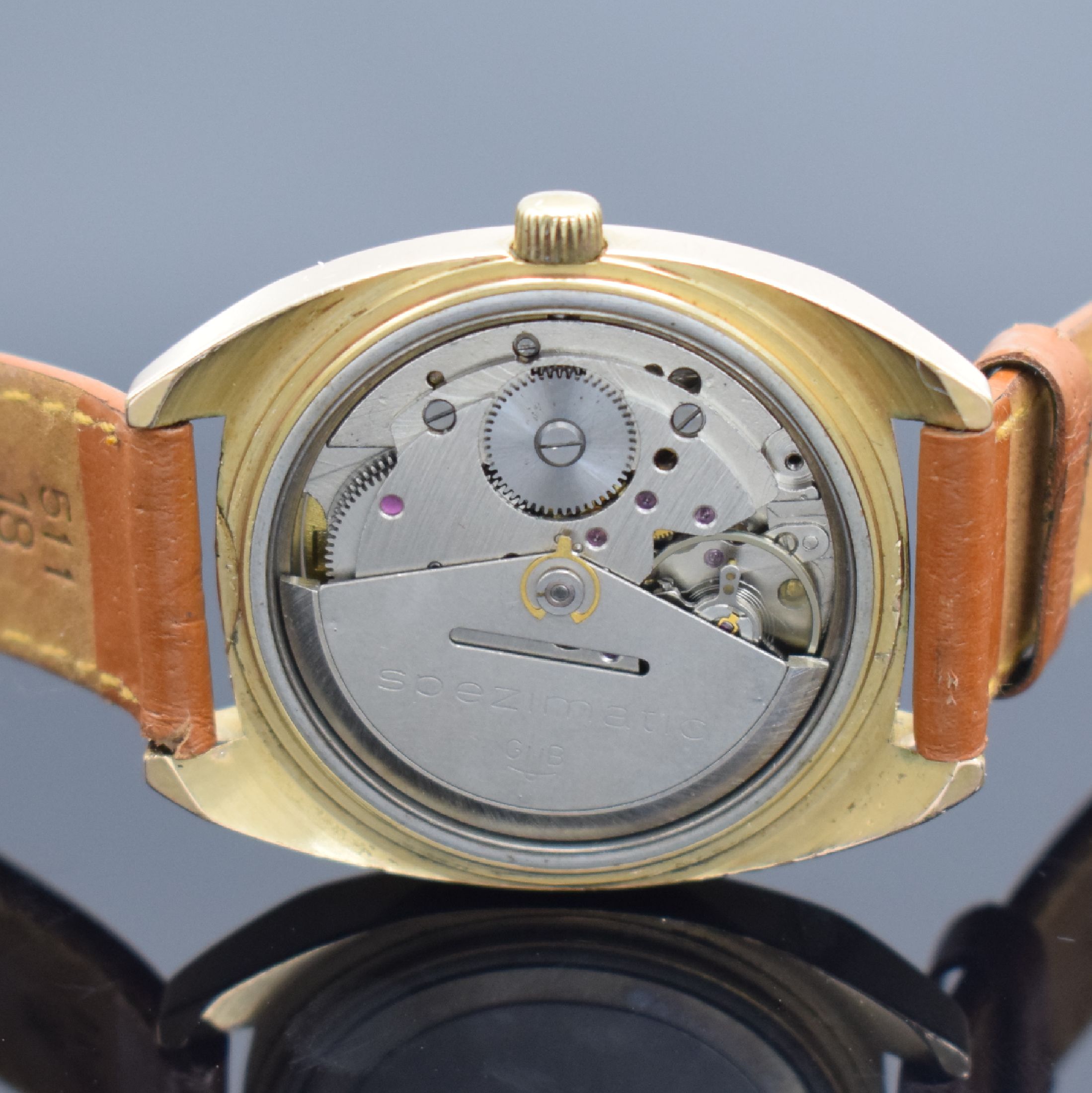 Detail d: GUB 20 Jahre NVA Herrenarmbanduhr, DDR um 1976, Automatik, verg. Gehäuse, Edelstahlboden aufgedr., gold. Zifferbl. m. Darst. der 3 Waffengattungen ...