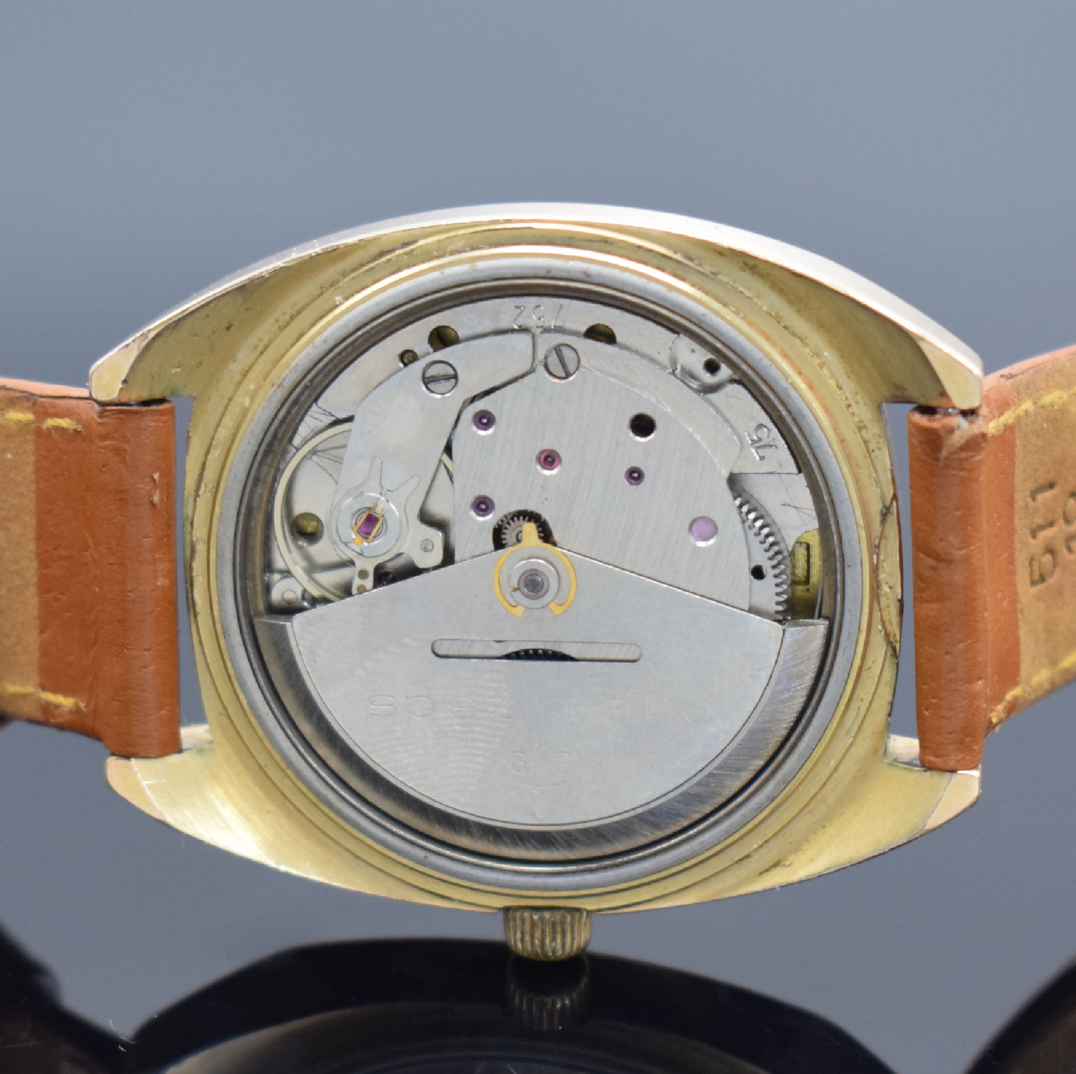 Detail e: GUB 20 Jahre NVA Herrenarmbanduhr, DDR um 1976, Automatik, verg. Gehäuse, Edelstahlboden aufgedr., gold. Zifferbl. m. Darst. der 3 Waffengattungen ...