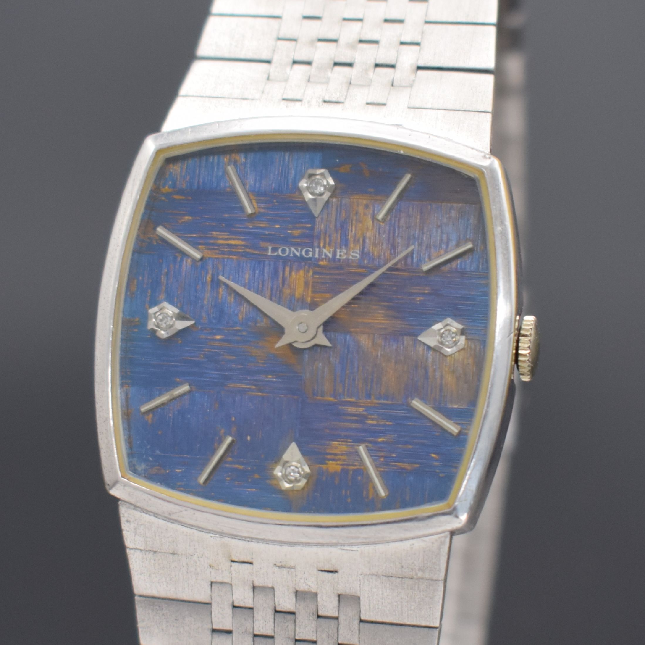 Detail a: LONGINES Herrenarmbanduhr mit Kaliber 18L, Schweiz um 1965, Handaufzug, Geh. an original Stahlband, Stahlboden aufgedr., blaues Strukturzifferbl. ...