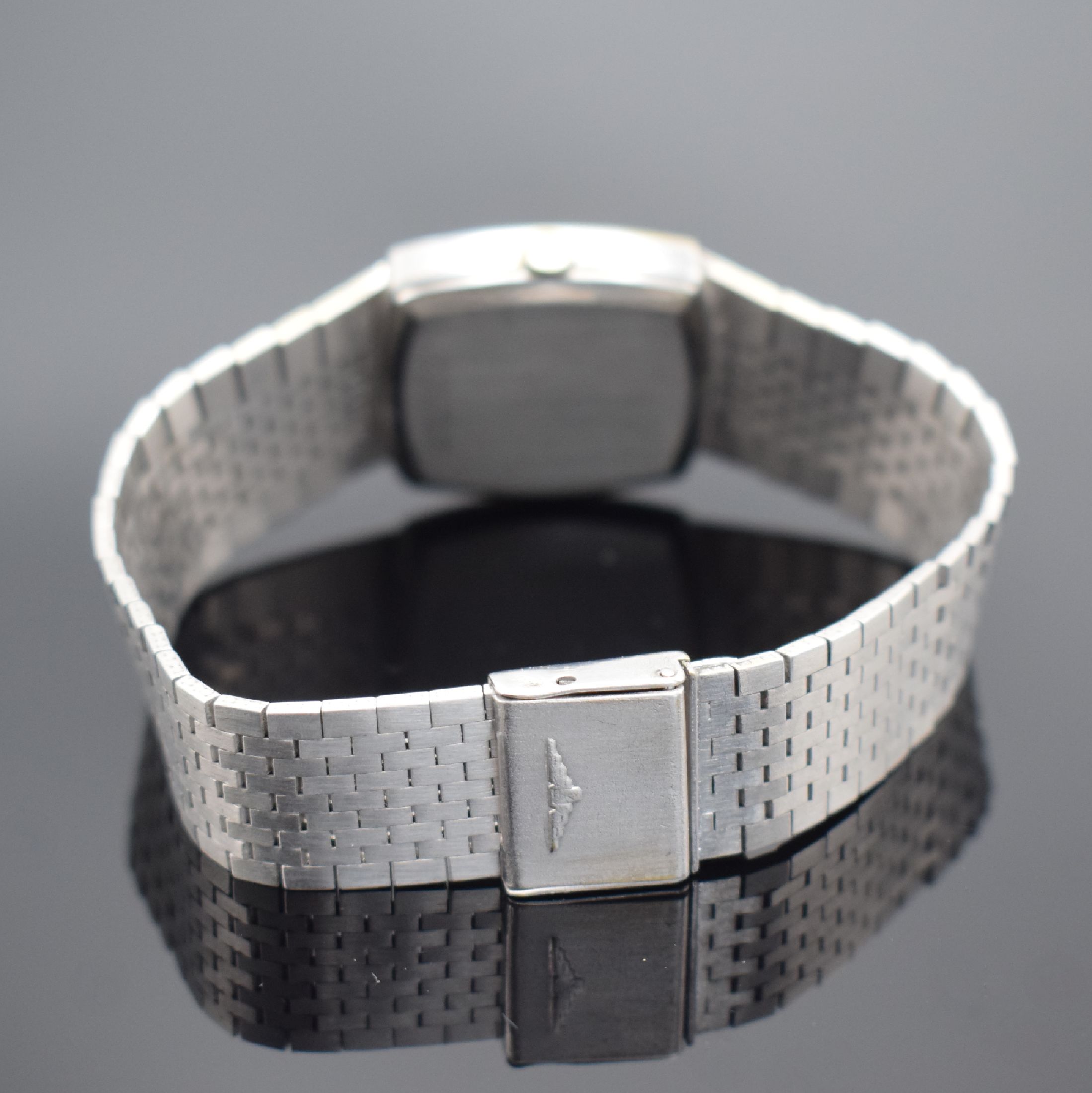 Detail b: LONGINES Herrenarmbanduhr mit Kaliber 18L, Schweiz um 1965, Handaufzug, Geh. an original Stahlband, Stahlboden aufgedr., blaues Strukturzifferbl. ...