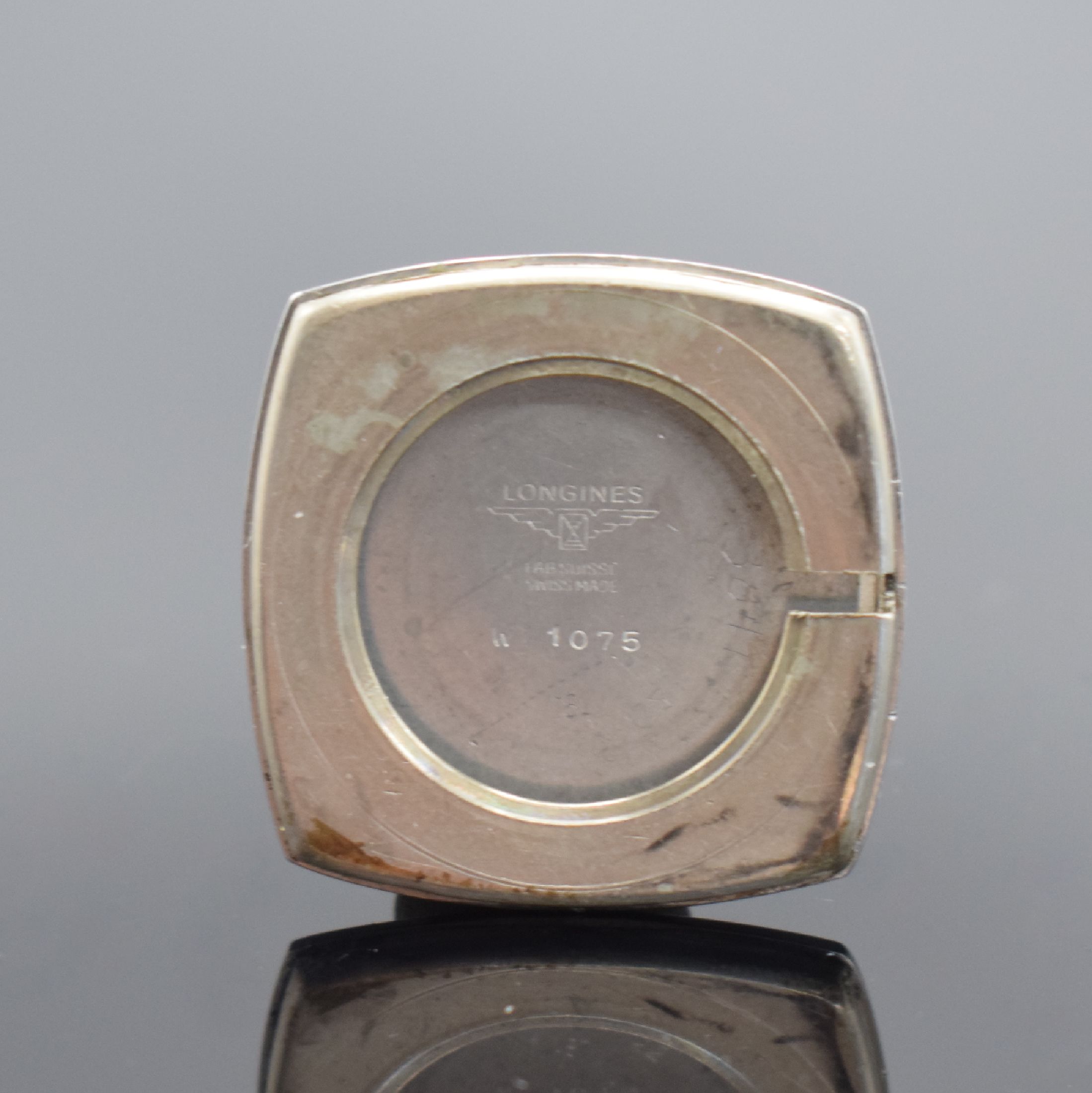 Detail e: LONGINES Herrenarmbanduhr mit Kaliber 18L, Schweiz um 1965, Handaufzug, Geh. an original Stahlband, Stahlboden aufgedr., blaues Strukturzifferbl. ...