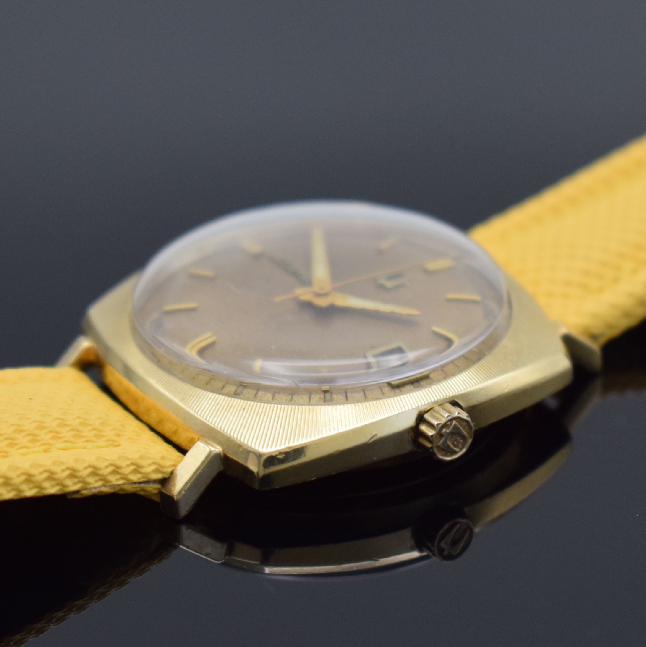 Detail b: BULOVA Accutron 14k Gold filled Armbanduhr, Schweiz/USA um 1965, Stimmgabelschwinger, Geh. m. Strahlendekor, Boden verschr., stark pat. Zifferbl. m. ...