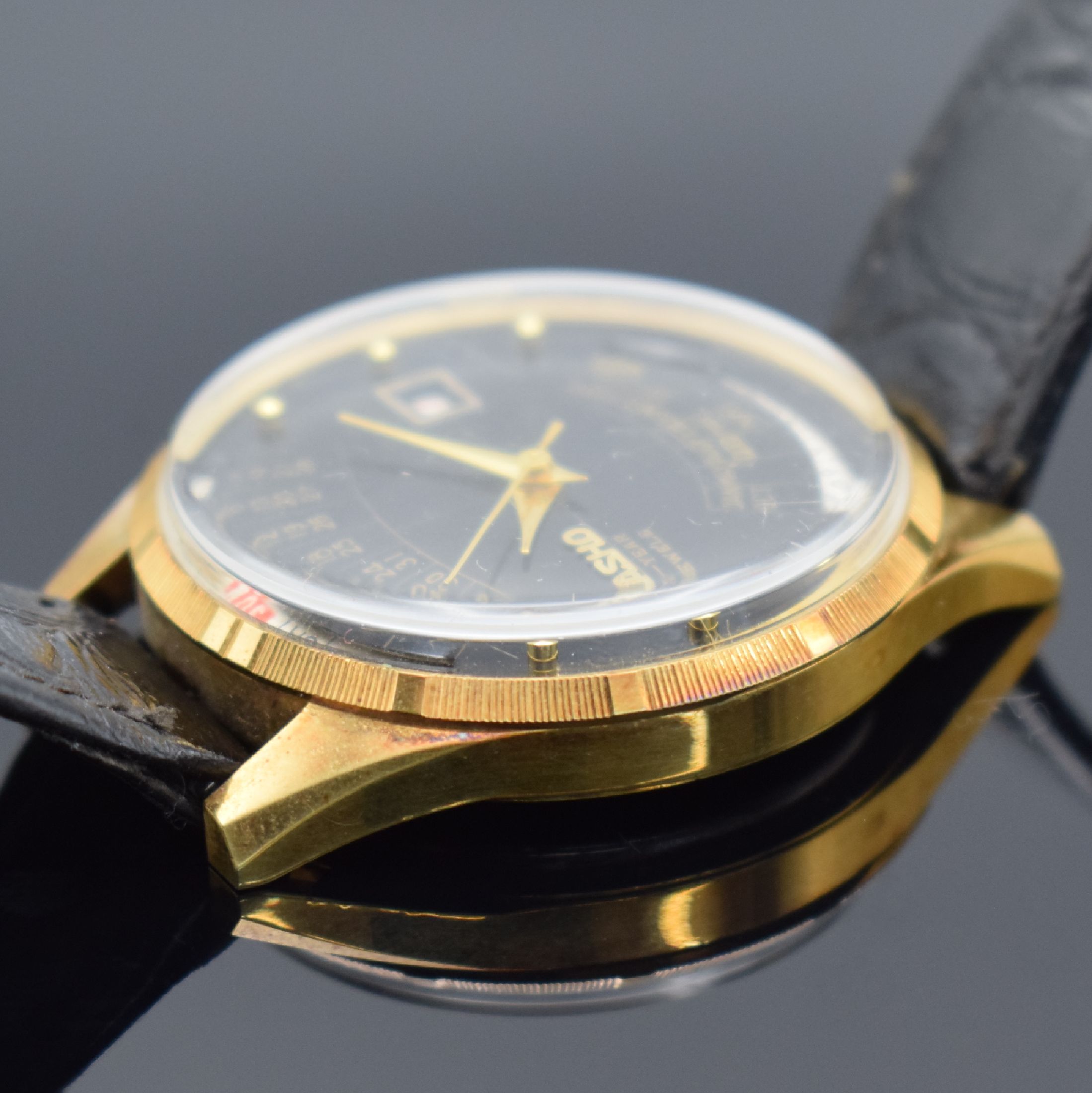 Detail c: KASHO Multi Year vergoldete Herrenarmbanduhr, Schweiz/Hong Kong um 1969, Handaufzug, verg. Geh. teils angel., Edelstahlboden gedr., geriffelte ...