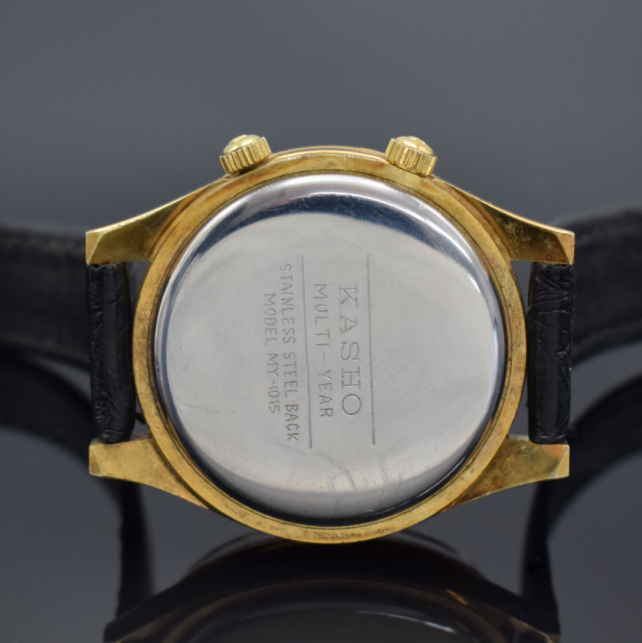 Detail d: KASHO Multi Year vergoldete Herrenarmbanduhr, Schweiz/Hong Kong um 1969, Handaufzug, verg. Geh. teils angel., Edelstahlboden gedr., geriffelte ...