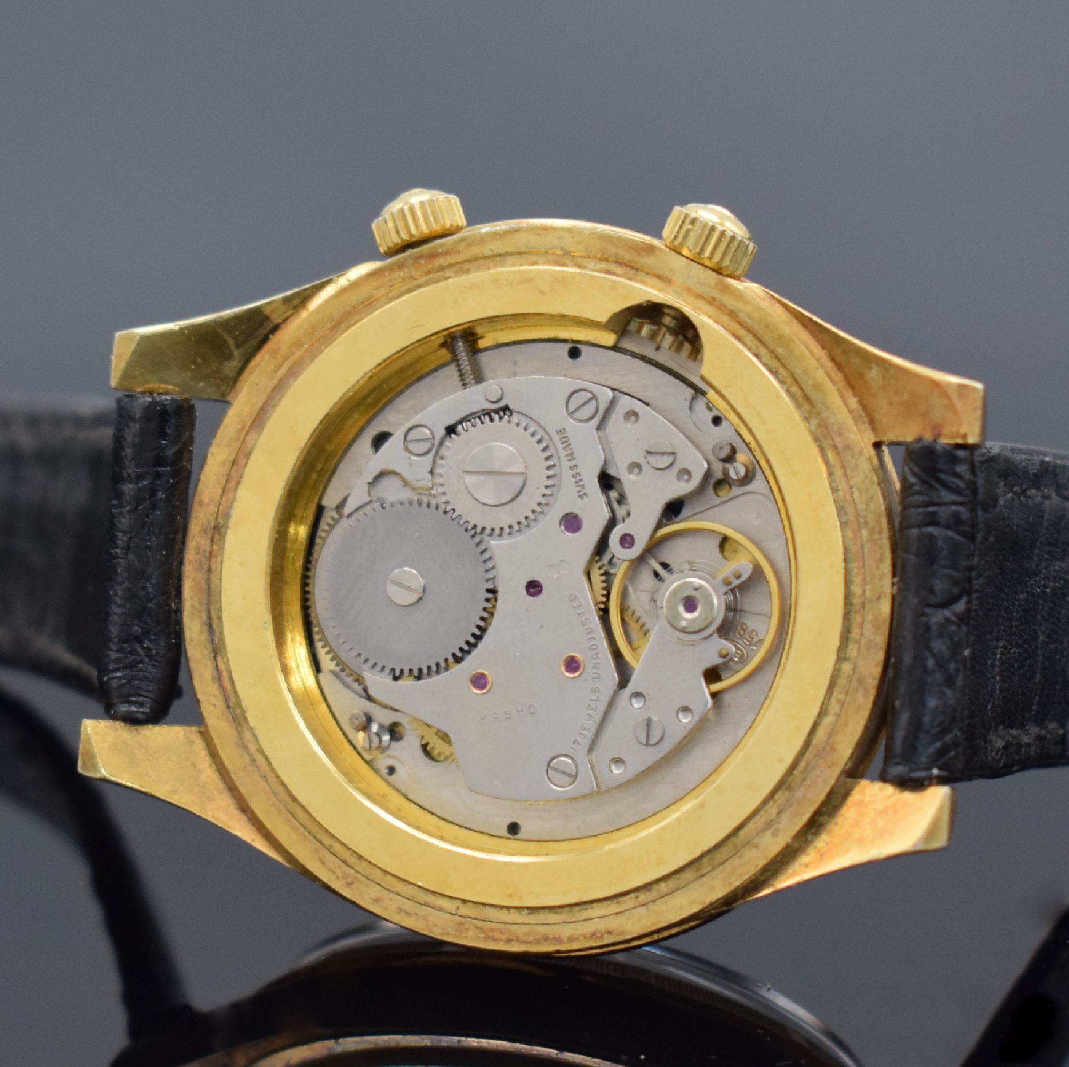 Detail e: KASHO Multi Year vergoldete Herrenarmbanduhr, Schweiz/Hong Kong um 1969, Handaufzug, verg. Geh. teils angel., Edelstahlboden gedr., geriffelte ...