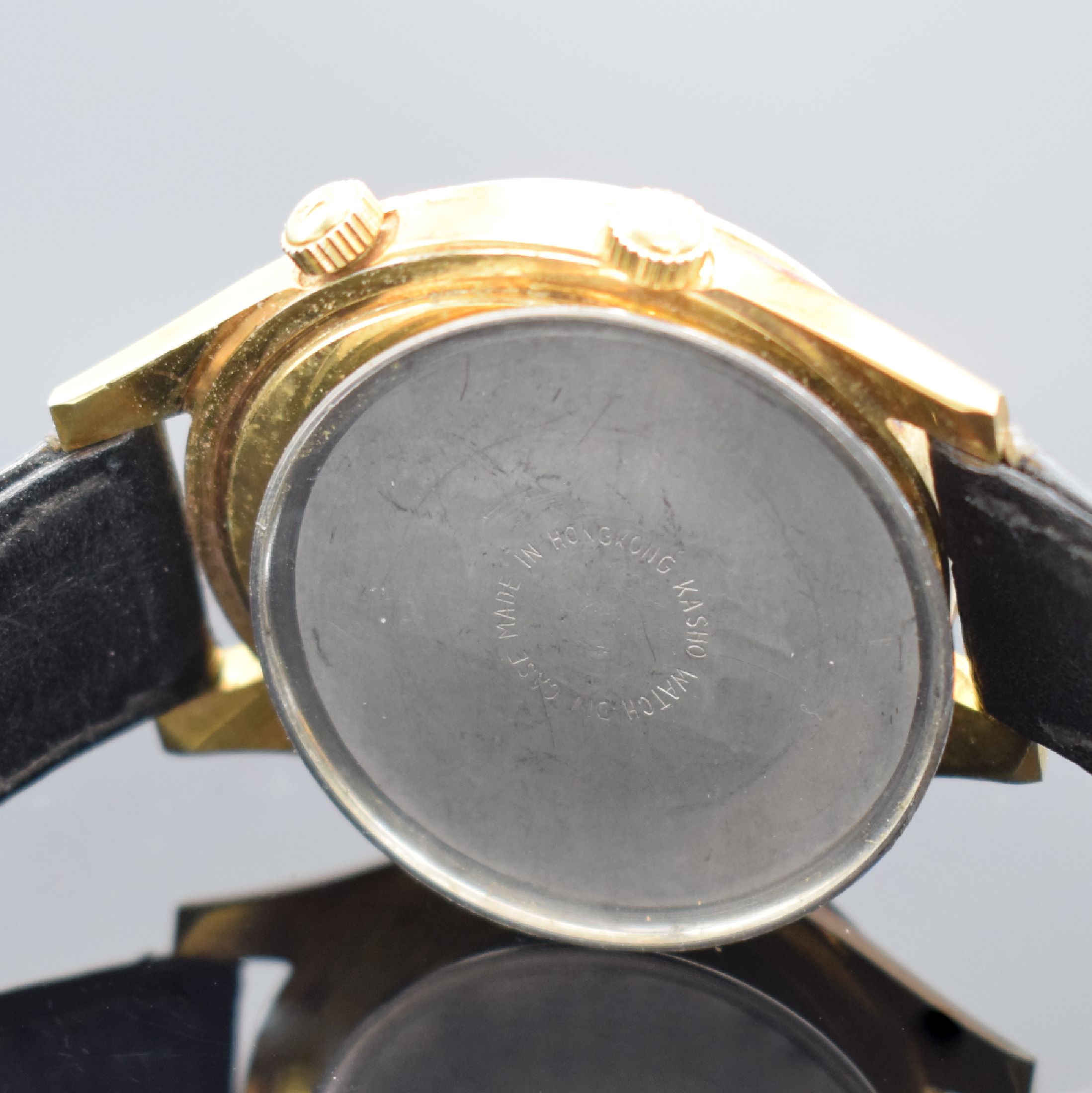 Detail f: KASHO Multi Year vergoldete Herrenarmbanduhr, Schweiz/Hong Kong um 1969, Handaufzug, verg. Geh. teils angel., Edelstahlboden gedr., geriffelte ...