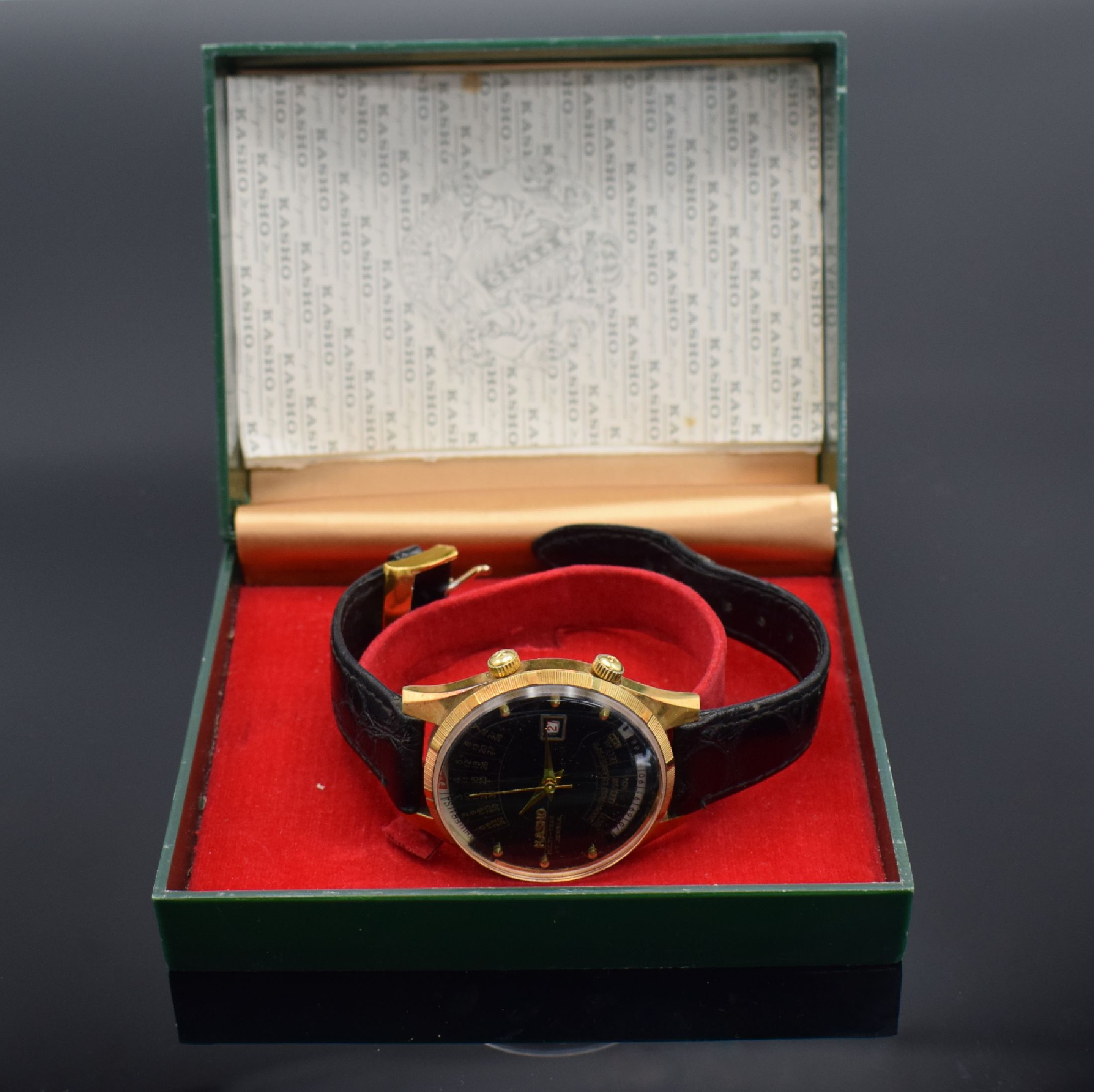 Detail g: KASHO Multi Year vergoldete Herrenarmbanduhr, Schweiz/Hong Kong um 1969, Handaufzug, verg. Geh. teils angel., Edelstahlboden gedr., geriffelte ...