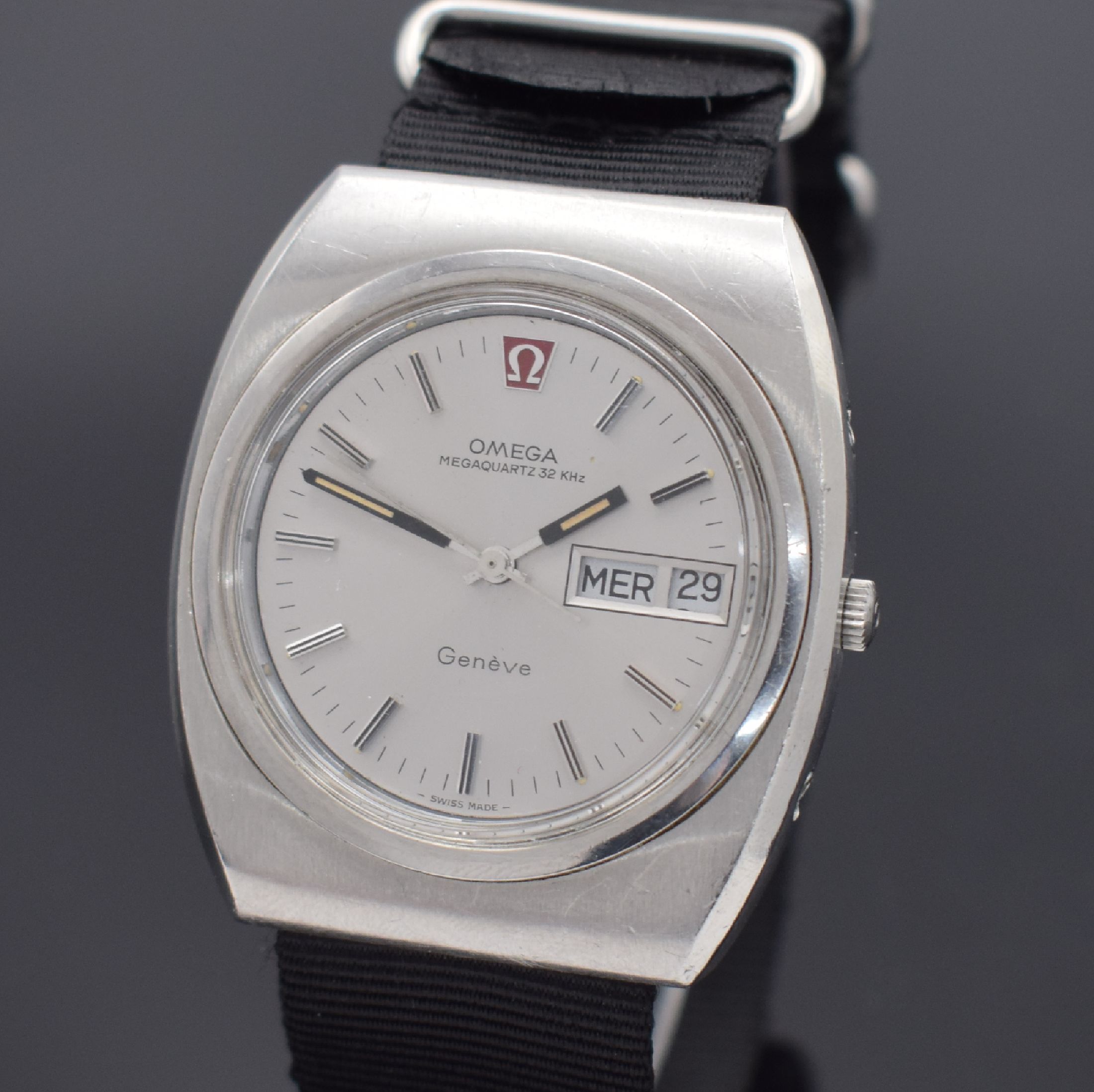 Detail a: OMEGA Megaquarz 32KHz Herrenarmbanduhr in Stahl, Schweiz um 1975, quarz, Boden verschr., Korrekturdr. seitl. eingel., silb. Zifferbl. m. aufgel. ...