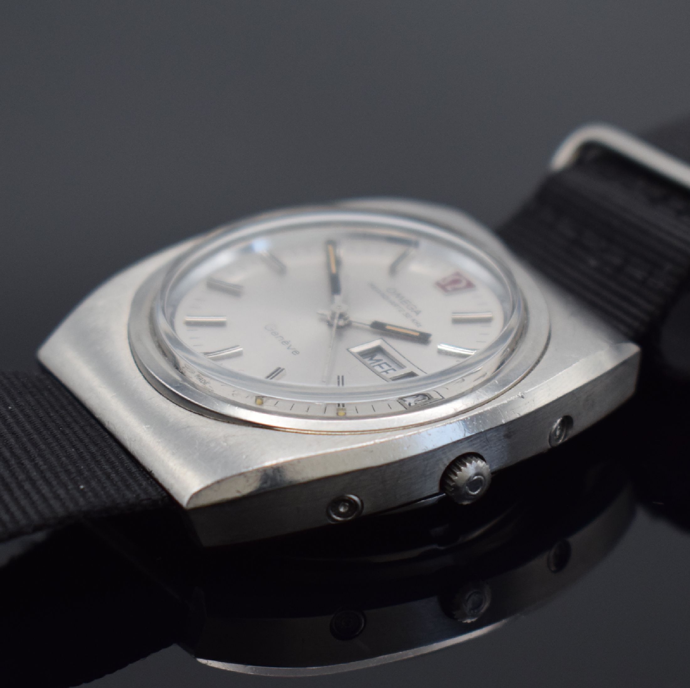 Detail b: OMEGA Megaquarz 32KHz Herrenarmbanduhr in Stahl, Schweiz um 1975, quarz, Boden verschr., Korrekturdr. seitl. eingel., silb. Zifferbl. m. aufgel. ...