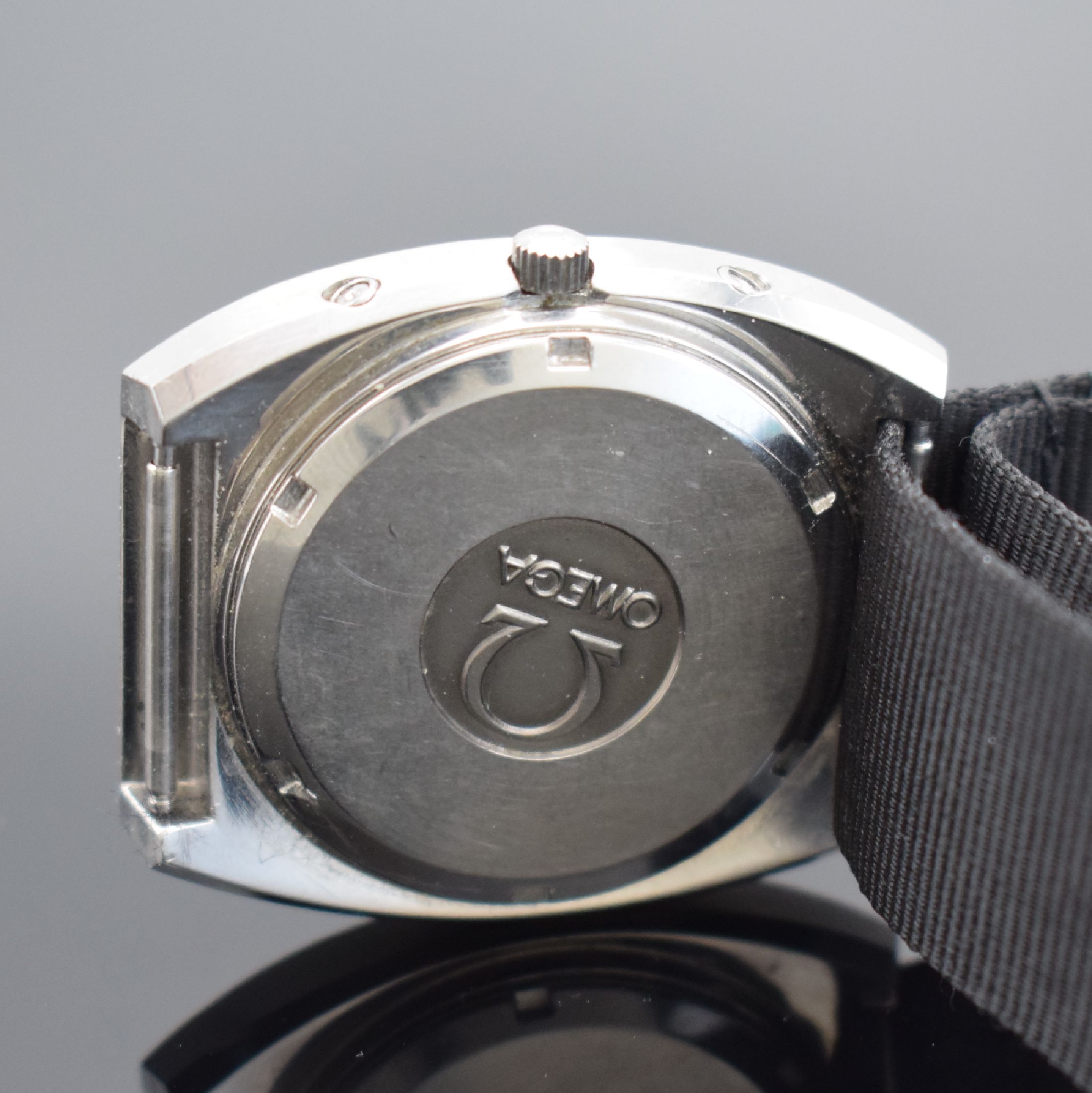 Detail c: OMEGA Megaquarz 32KHz Herrenarmbanduhr in Stahl, Schweiz um 1975, quarz, Boden verschr., Korrekturdr. seitl. eingel., silb. Zifferbl. m. aufgel. ...