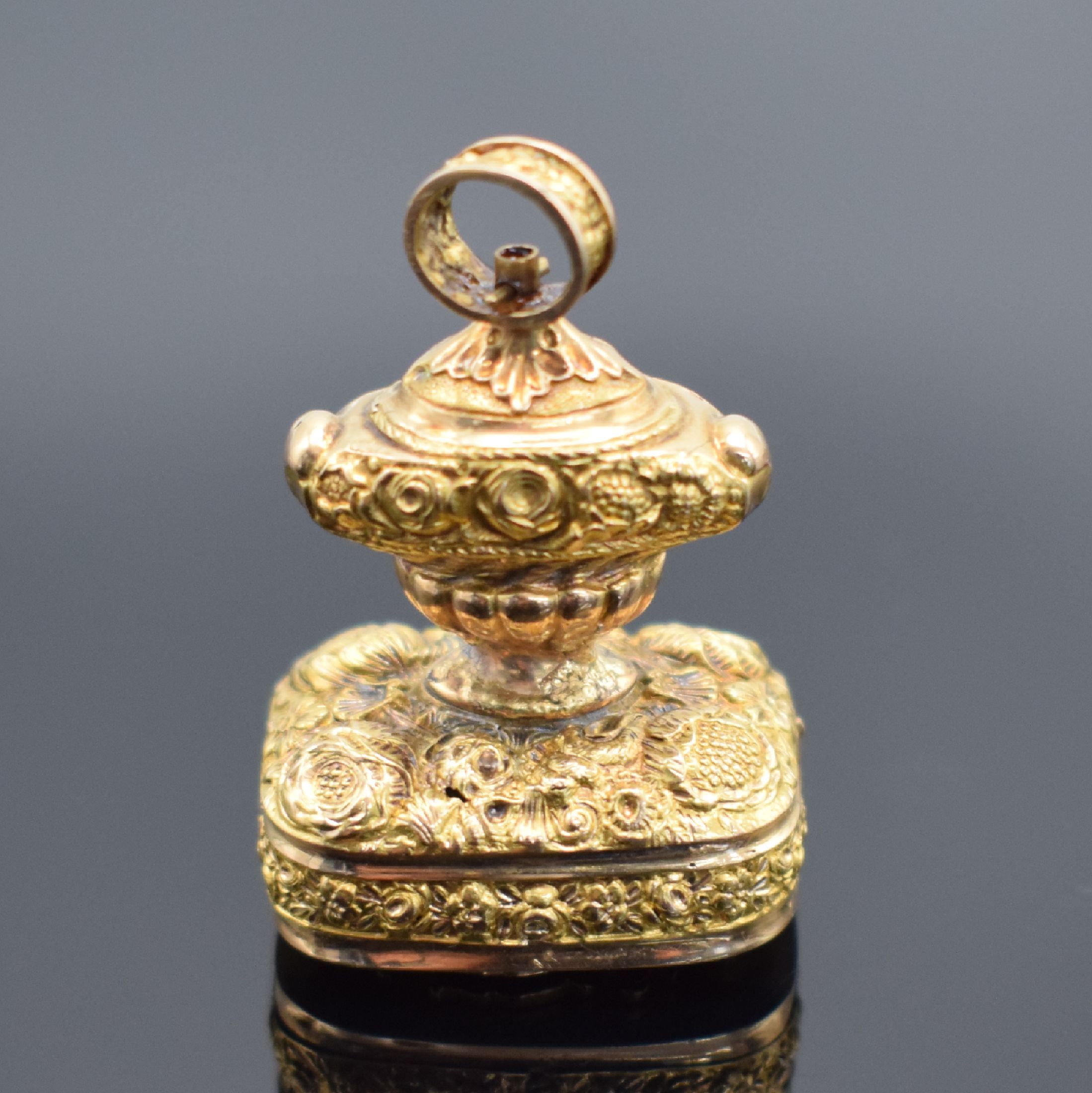 Detail b: Seltene Musik-Berlocke in GG 750/000, Schweiz um 1800, aufwendig grav. Geh., Siegel m. Adelswappen auf der Unterseite, einges. Walzenspielwerk mit ...
