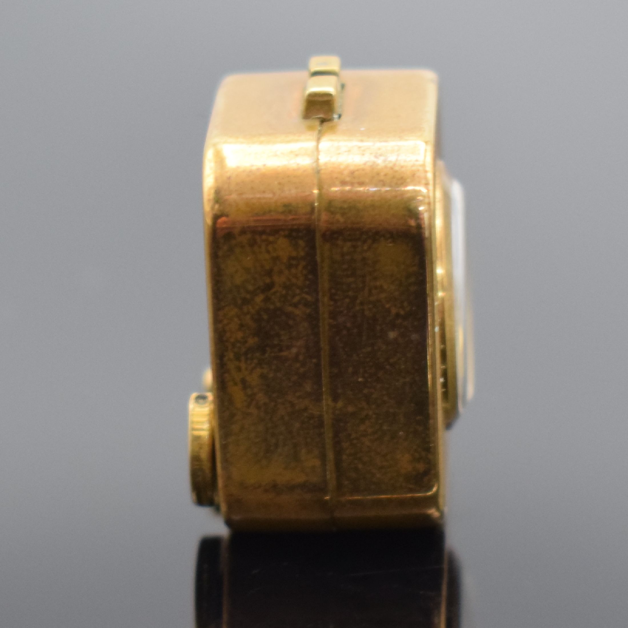 Detail b: REUGE Miniatur Anhängeuhr mit Spielwerk, Schweiz um 1960, Handaufzug, verg. Geh., guill. Vorder- & Rückseite, vorderseitig einges. Uhr, schwarzes ...