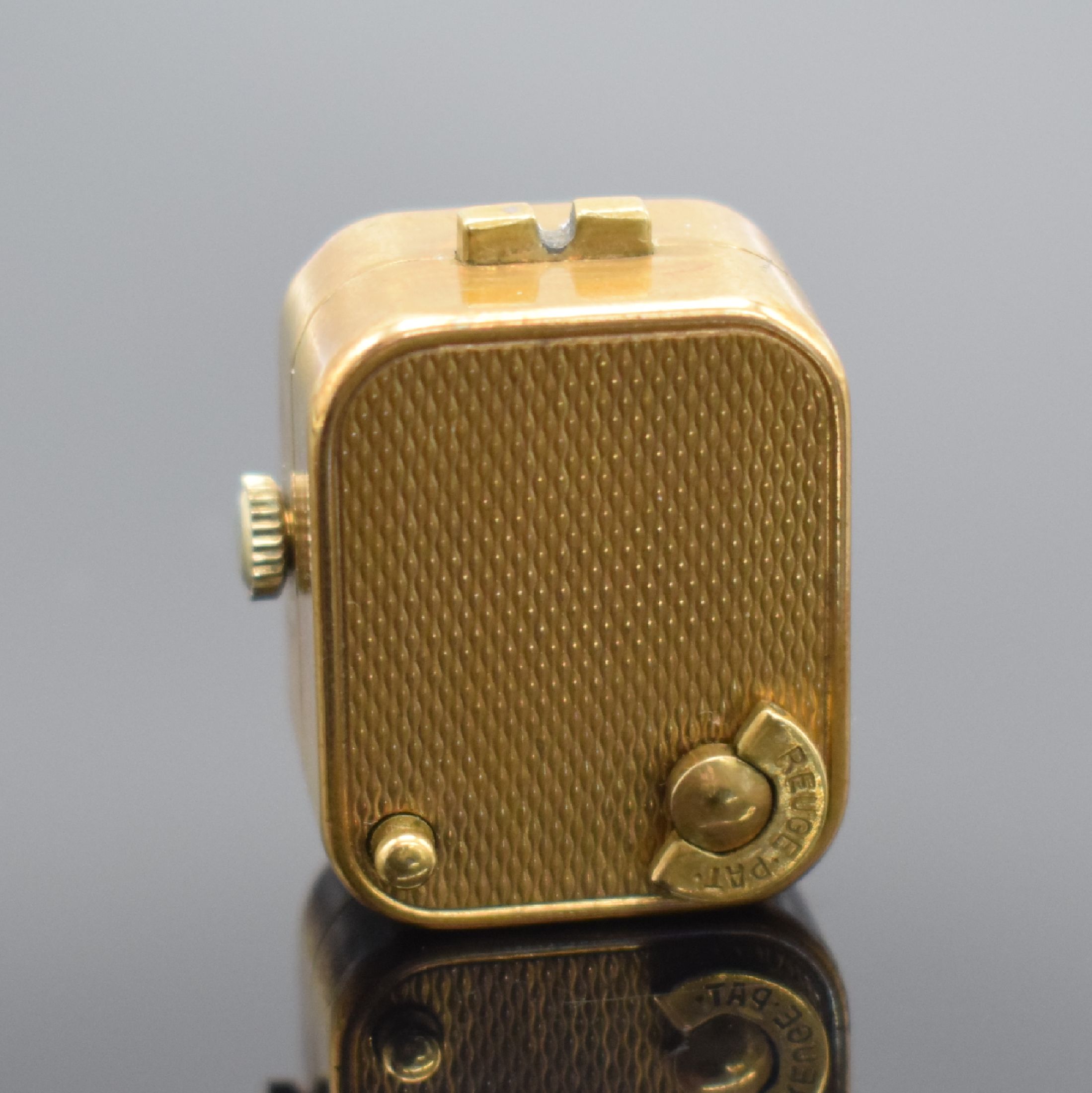 Detail c: REUGE Miniatur Anhängeuhr mit Spielwerk, Schweiz um 1960, Handaufzug, verg. Geh., guill. Vorder- & Rückseite, vorderseitig einges. Uhr, schwarzes ...