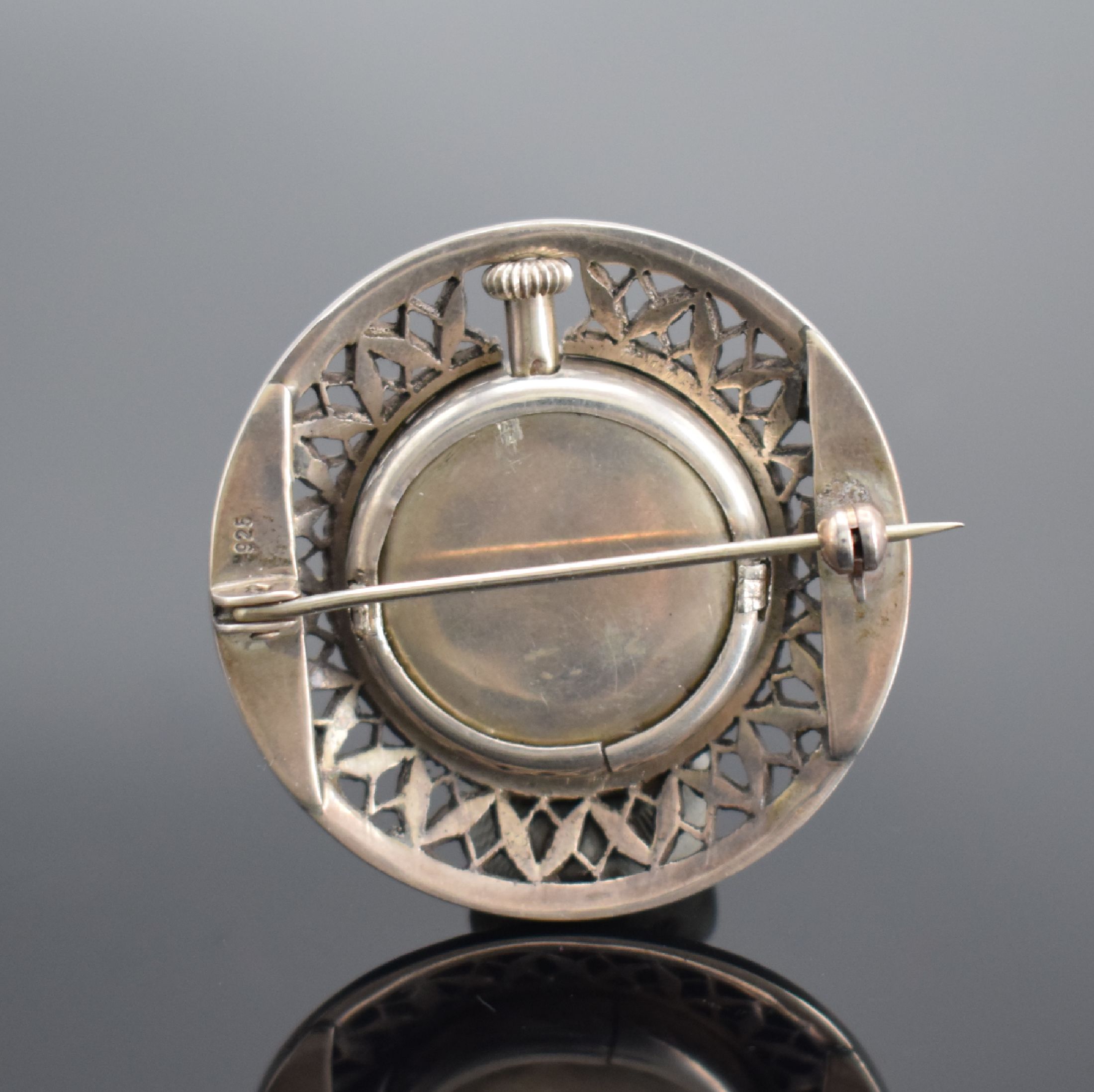 Detail a: Ausgefallene Broschen-Uhr in Silber, Schweiz um 1900, ausklappbares Geh. m. Markasiten floral durchbr., silb. Zifferbl. m. arab. Zahlen, gebl. ...