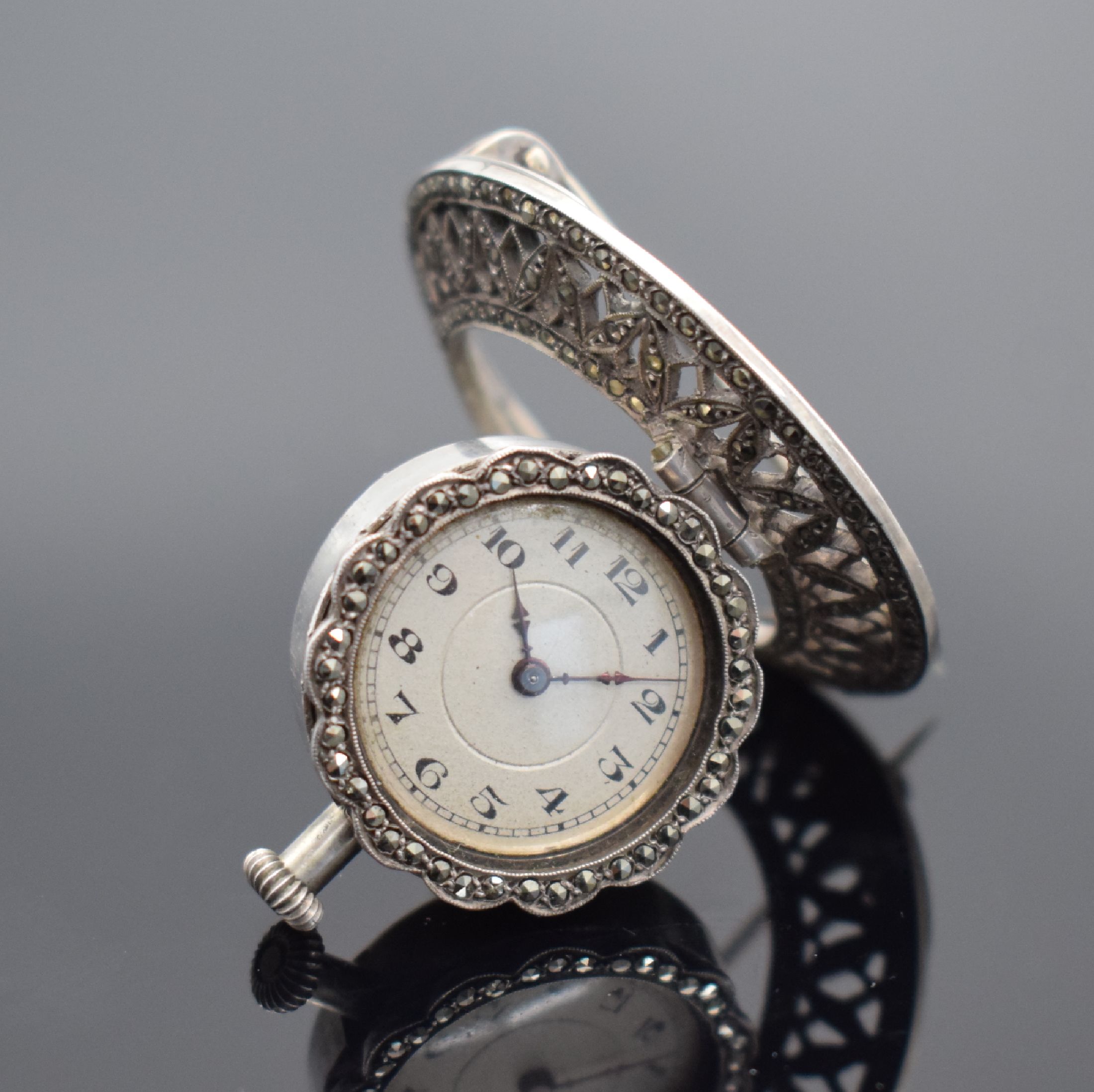 Detail b: Ausgefallene Broschen-Uhr in Silber, Schweiz um 1900, ausklappbares Geh. m. Markasiten floral durchbr., silb. Zifferbl. m. arab. Zahlen, gebl. ...