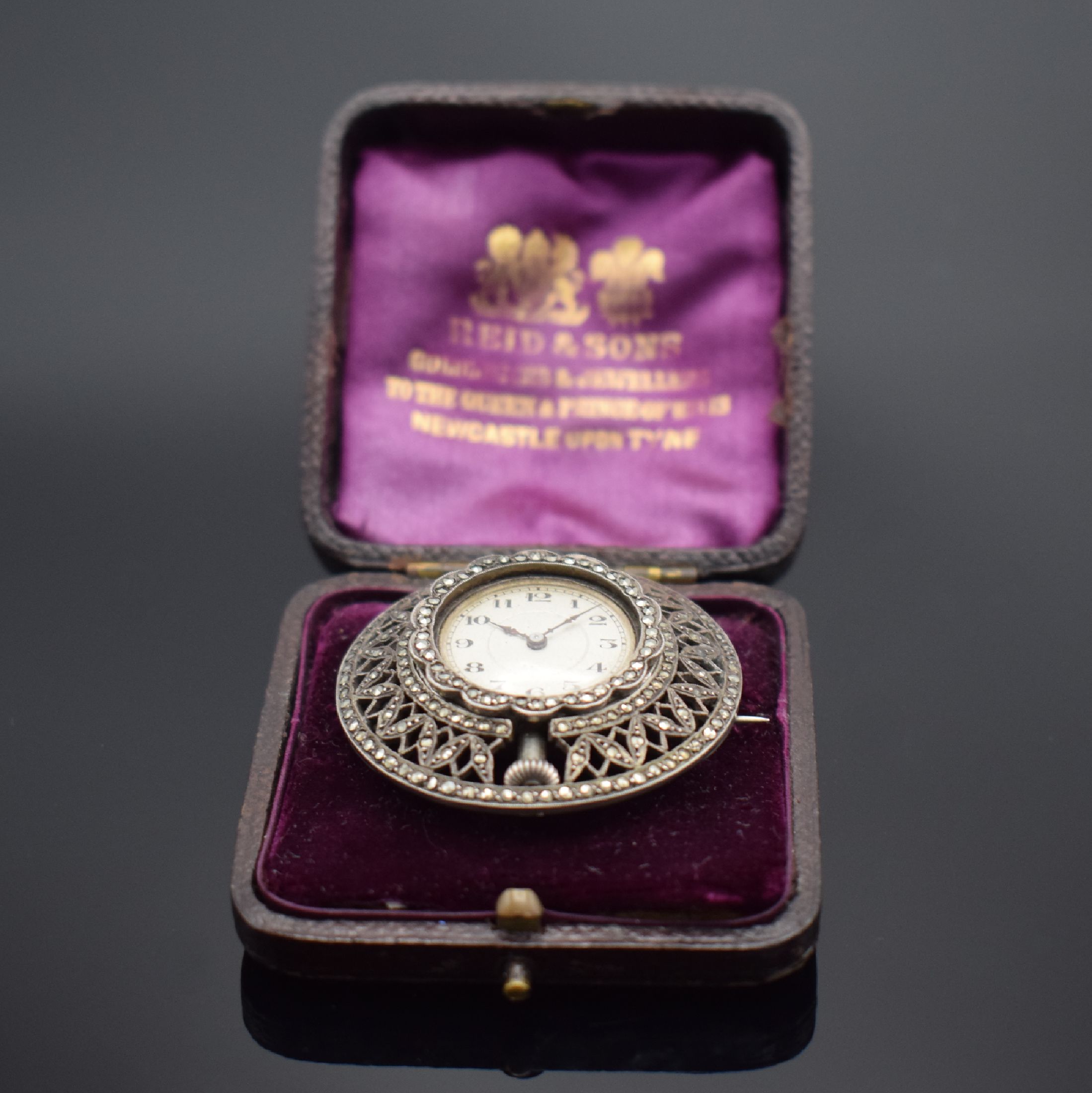 Detail d: Ausgefallene Broschen-Uhr in Silber, Schweiz um 1900, ausklappbares Geh. m. Markasiten floral durchbr., silb. Zifferbl. m. arab. Zahlen, gebl. ...