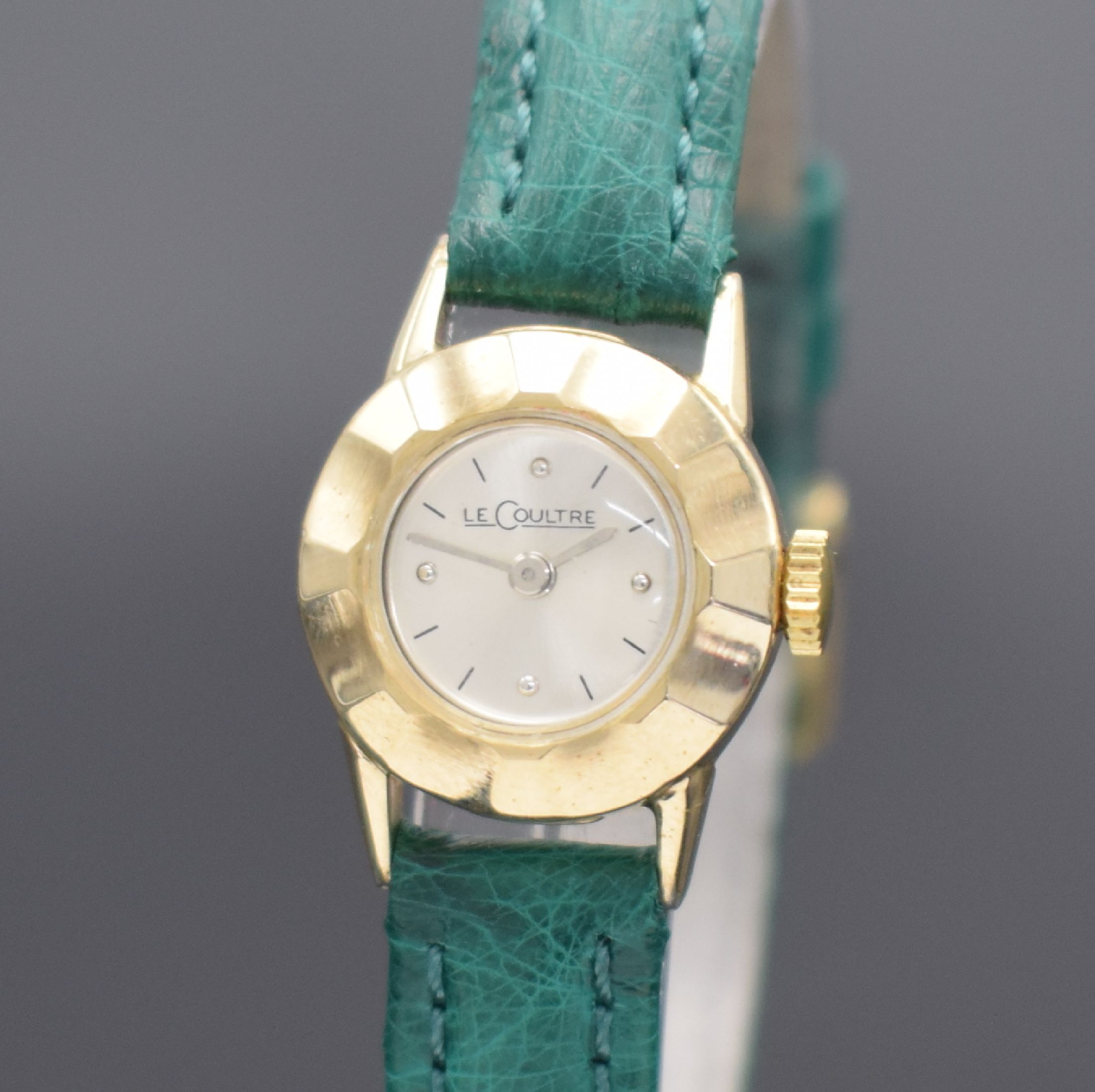 Detail a: LeCoultre 10k gold filled Damenarmbanduhr, Schweiz/USA 1940er Jahre, Handaufzug, facett. Lünette, Boden aufgedr., silb. Zifferbl. rest., silb. ...