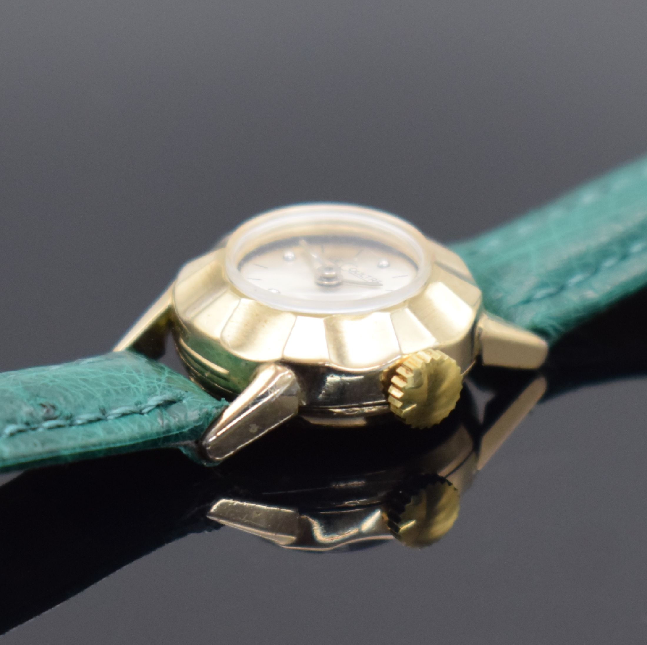 Detail b: LeCoultre 10k gold filled Damenarmbanduhr, Schweiz/USA 1940er Jahre, Handaufzug, facett. Lünette, Boden aufgedr., silb. Zifferbl. rest., silb. ...