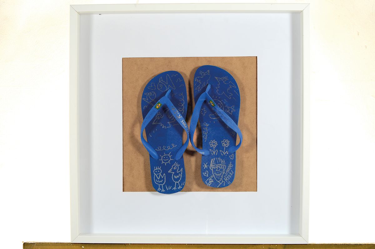 Detail k: James Rizzi,1950-2011, Unikat, bemalte FlipFlops, handbemalt mit Fischen und Vögeln, handsigniert, im Künstlerrahmen, L. ca. 26 cm, entstand im ...