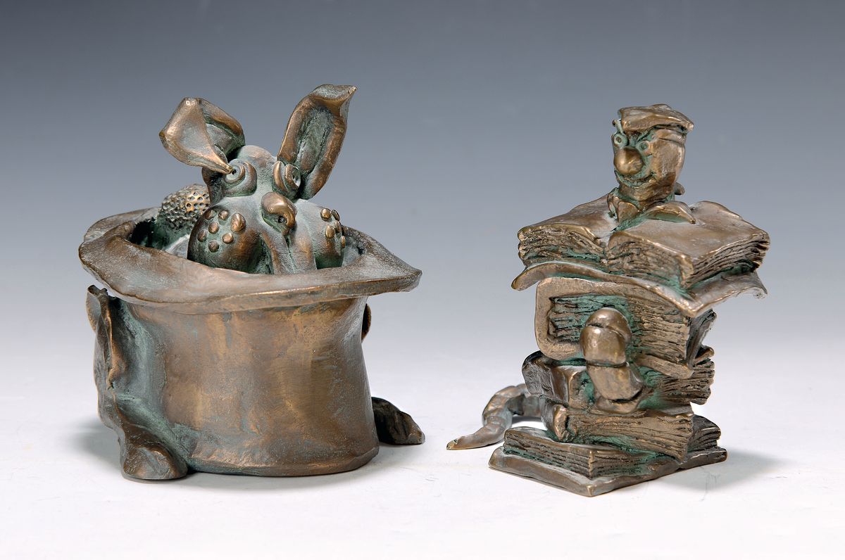 Rainer Hercks, Augsburg 1951 - 2005, der Bücherwurm und Kaninchen im Zylinder, 2 Skulpturen, H. ca. 12 cm
