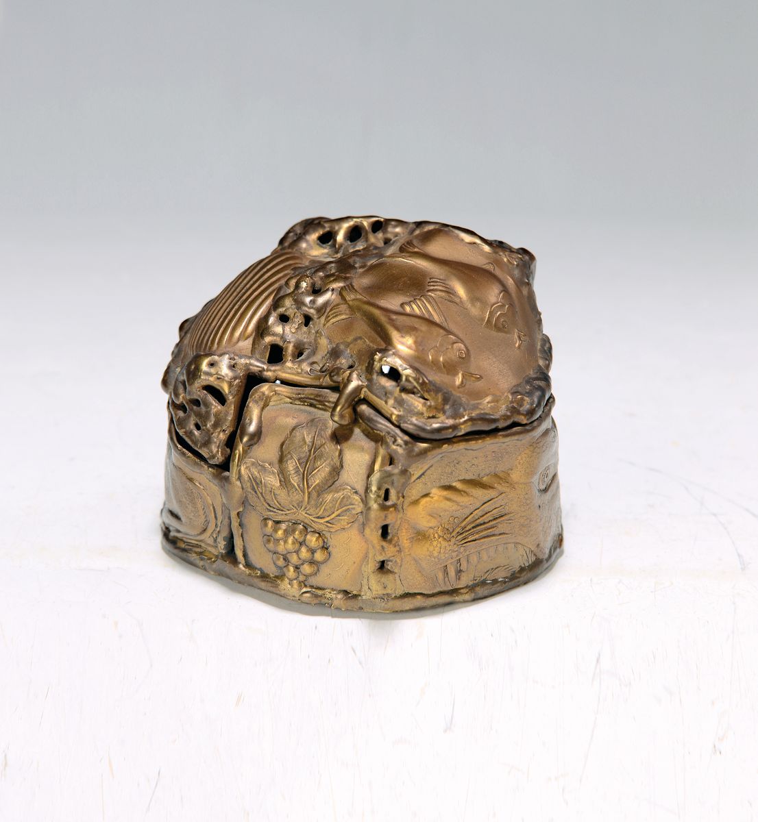 Pal Kepenyes Kovas, Skulptur/Deckeldose, Messing mit Tier Reliefdarstellungen, signiert am Boden, 7.5 x 8 x 9 cm, reine Handarbeit