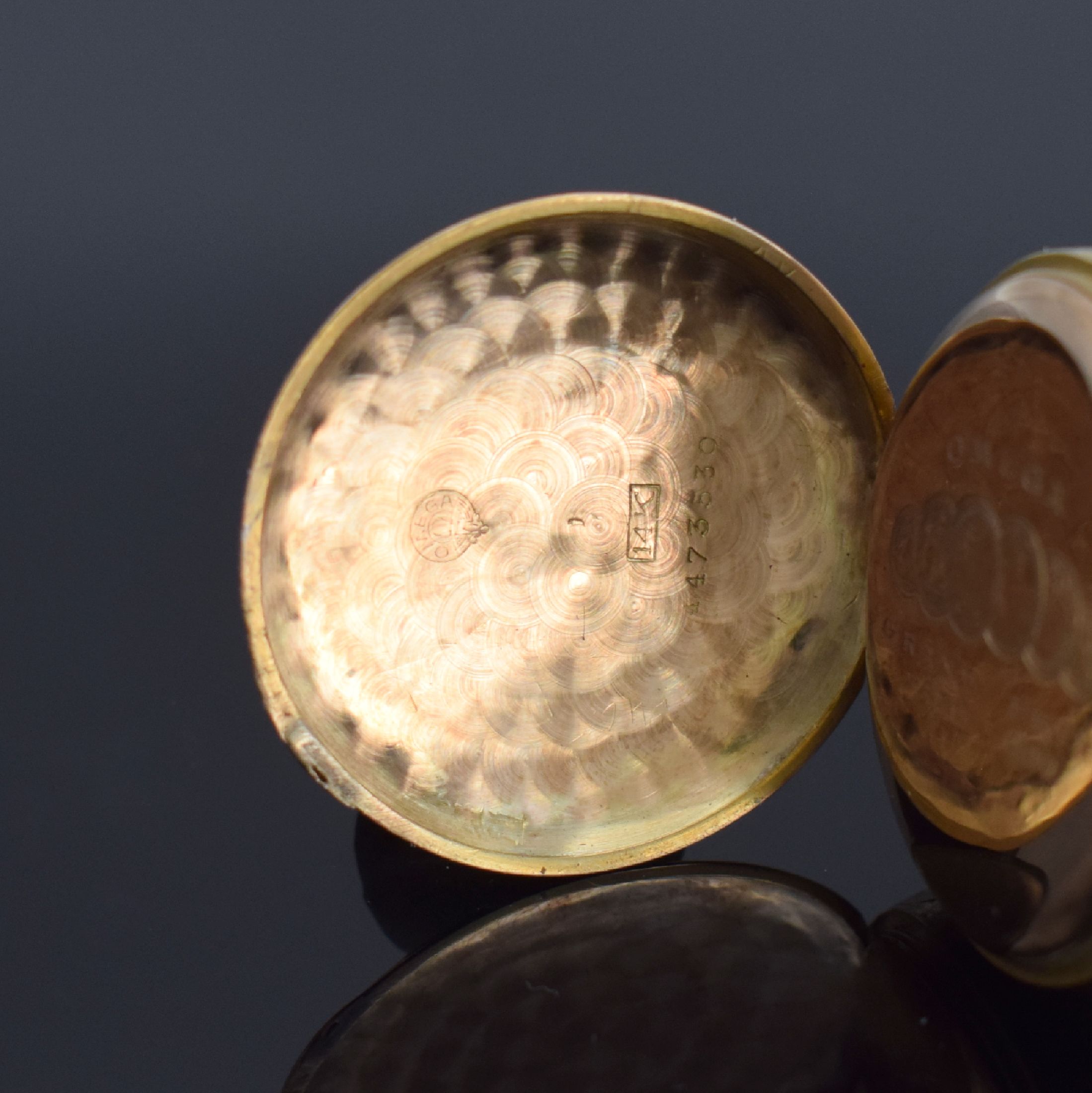 Detail b: OMEGA offene Damentaschenuhr in RoseG 585/000, Schweiz um 1905, floral graviertes Gehäuse, Metallcuvette, Emailzifferbl. m. röm. Zahlen, gebl. ...