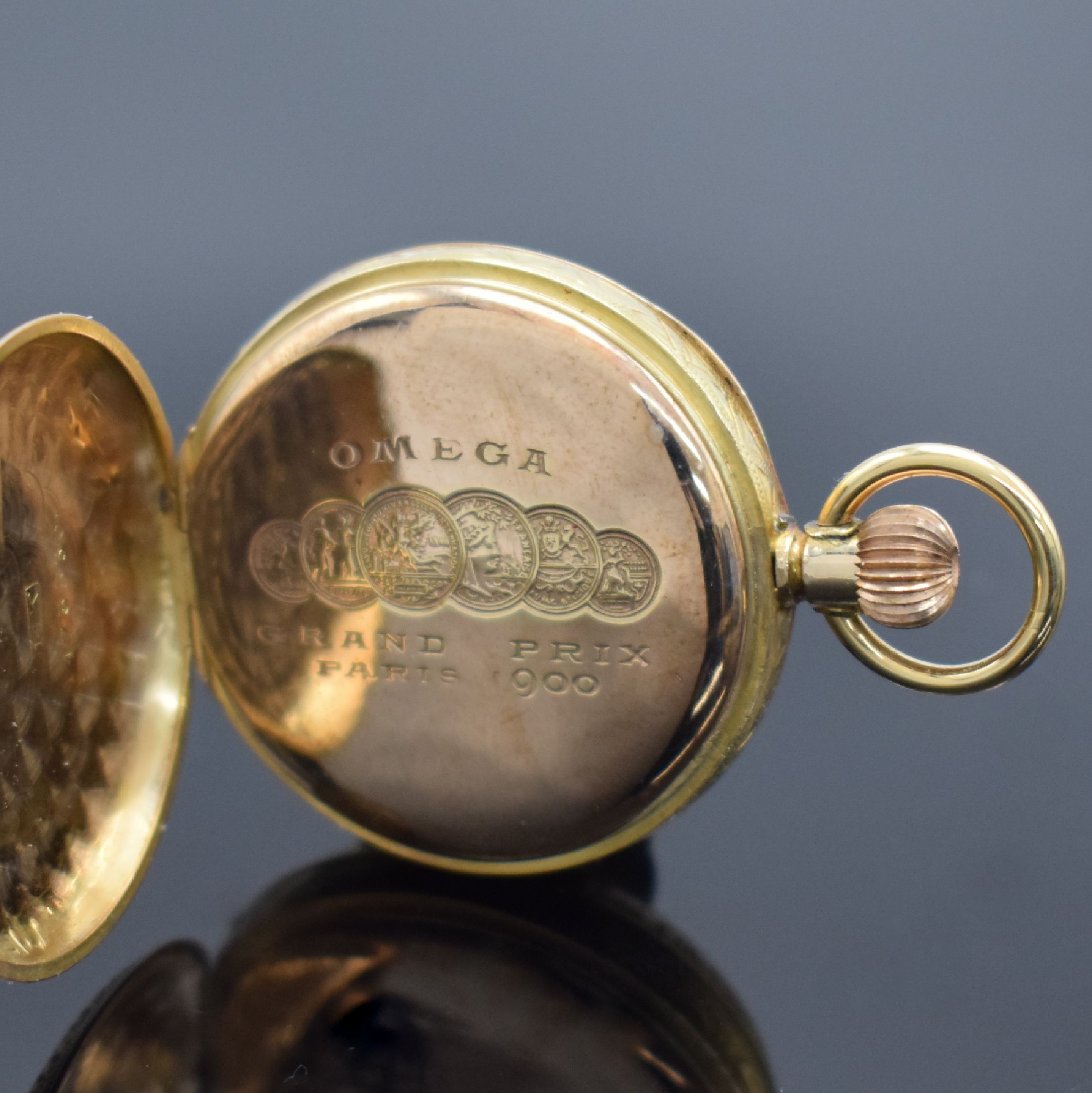 Detail c: OMEGA offene Damentaschenuhr in RoseG 585/000, Schweiz um 1905, floral graviertes Gehäuse, Metallcuvette, Emailzifferbl. m. röm. Zahlen, gebl. ...