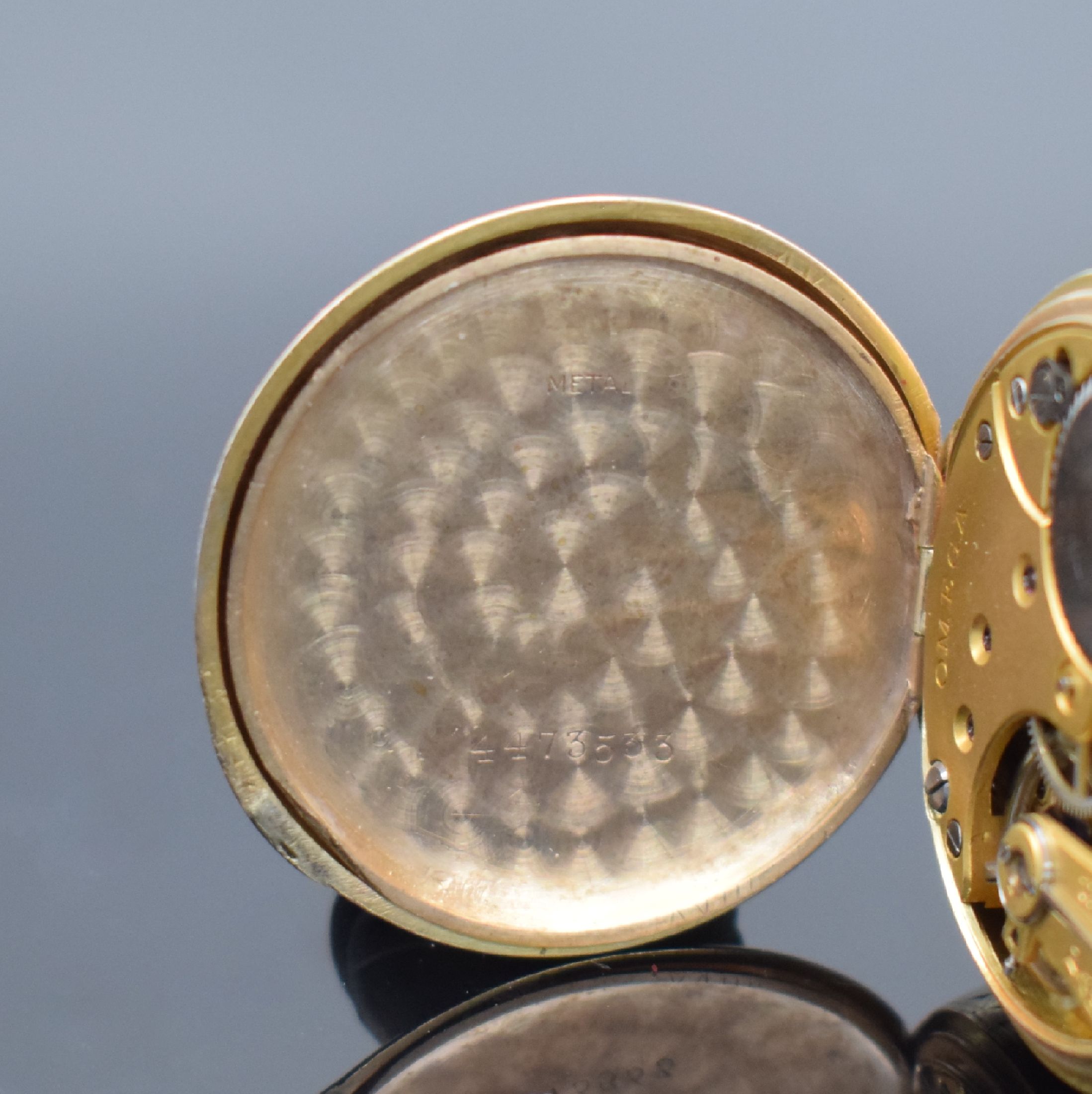 Detail d: OMEGA offene Damentaschenuhr in RoseG 585/000, Schweiz um 1905, floral graviertes Gehäuse, Metallcuvette, Emailzifferbl. m. röm. Zahlen, gebl. ...