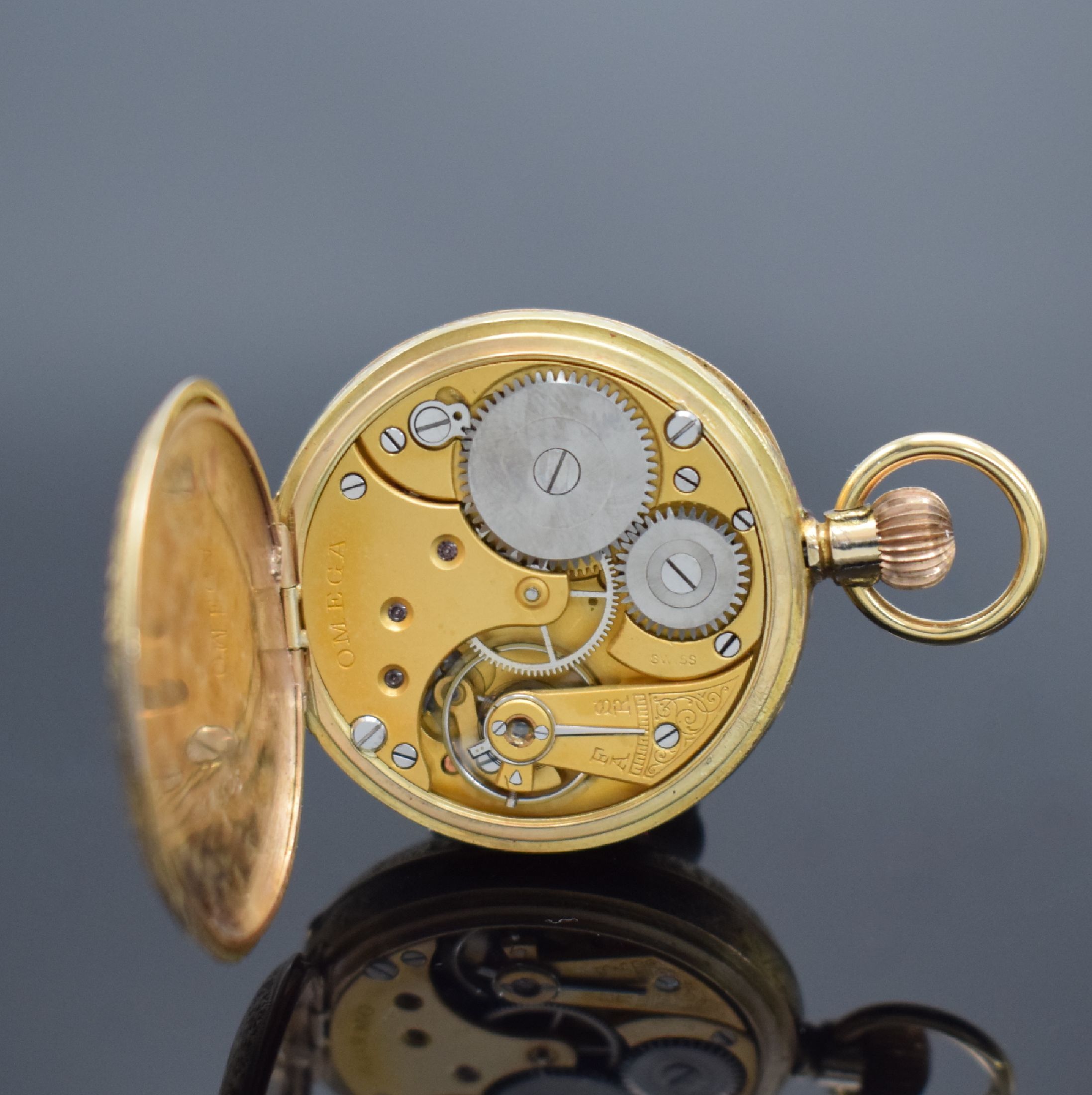 Detail e: OMEGA offene Damentaschenuhr in RoseG 585/000, Schweiz um 1905, floral graviertes Gehäuse, Metallcuvette, Emailzifferbl. m. röm. Zahlen, gebl. ...