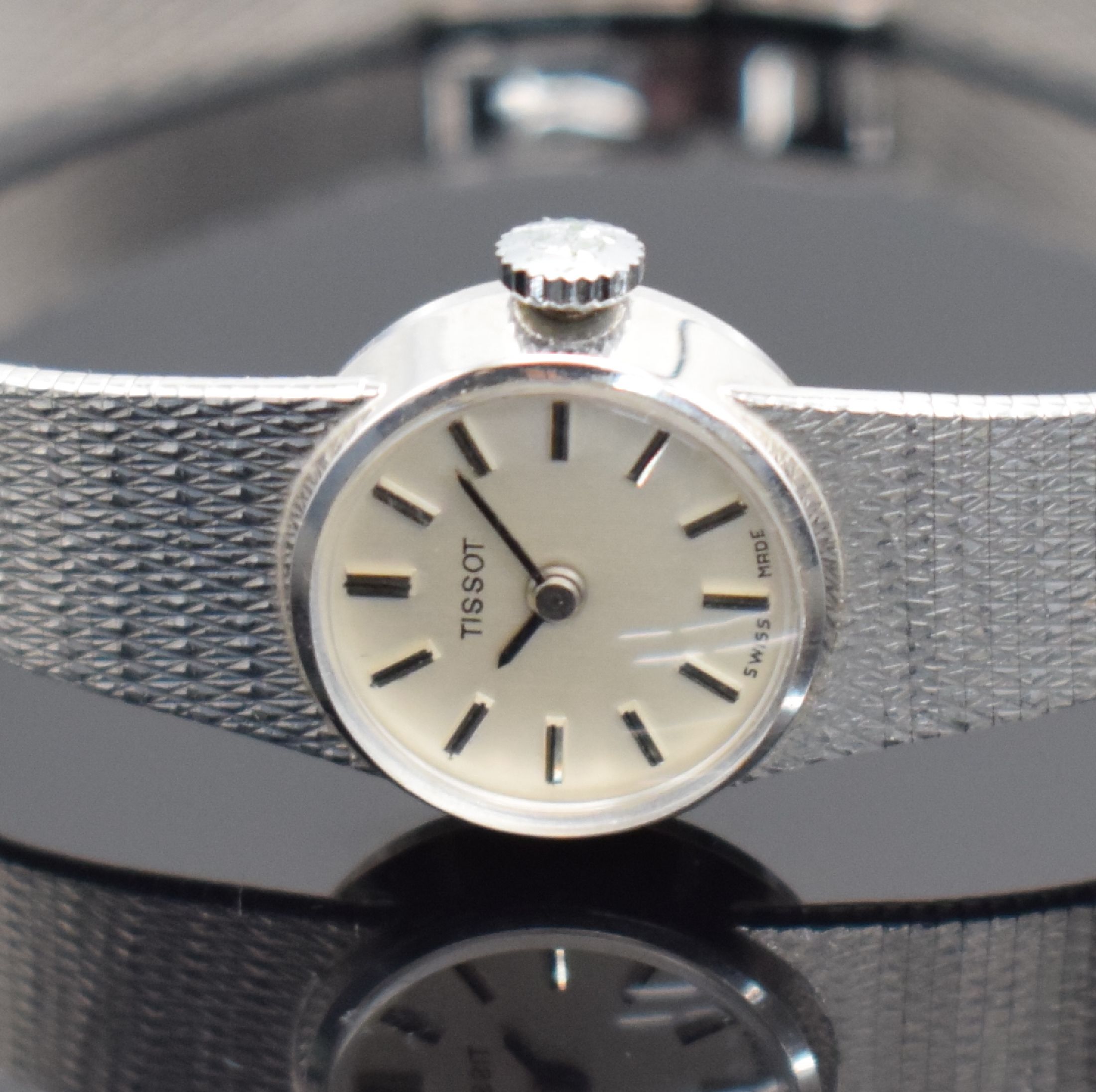 Detail a: TISSOT Damenarmbanduhr in WG 585/000, Schweiz um 1970, Handaufzug, 2-teil. Gehäuse, Boden aufgedr., Milanaiseband, silb. Zifferbl. m. aufges. ...