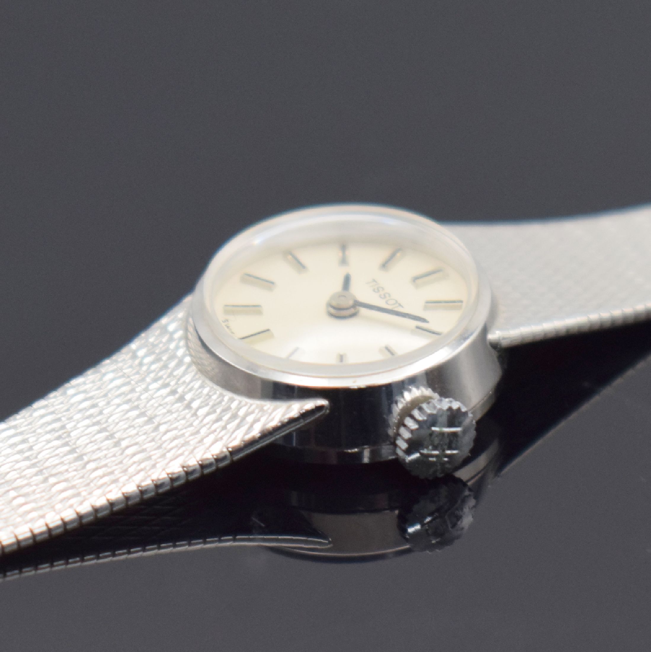 Detail c: TISSOT Damenarmbanduhr in WG 585/000, Schweiz um 1970, Handaufzug, 2-teil. Gehäuse, Boden aufgedr., Milanaiseband, silb. Zifferbl. m. aufges. ...