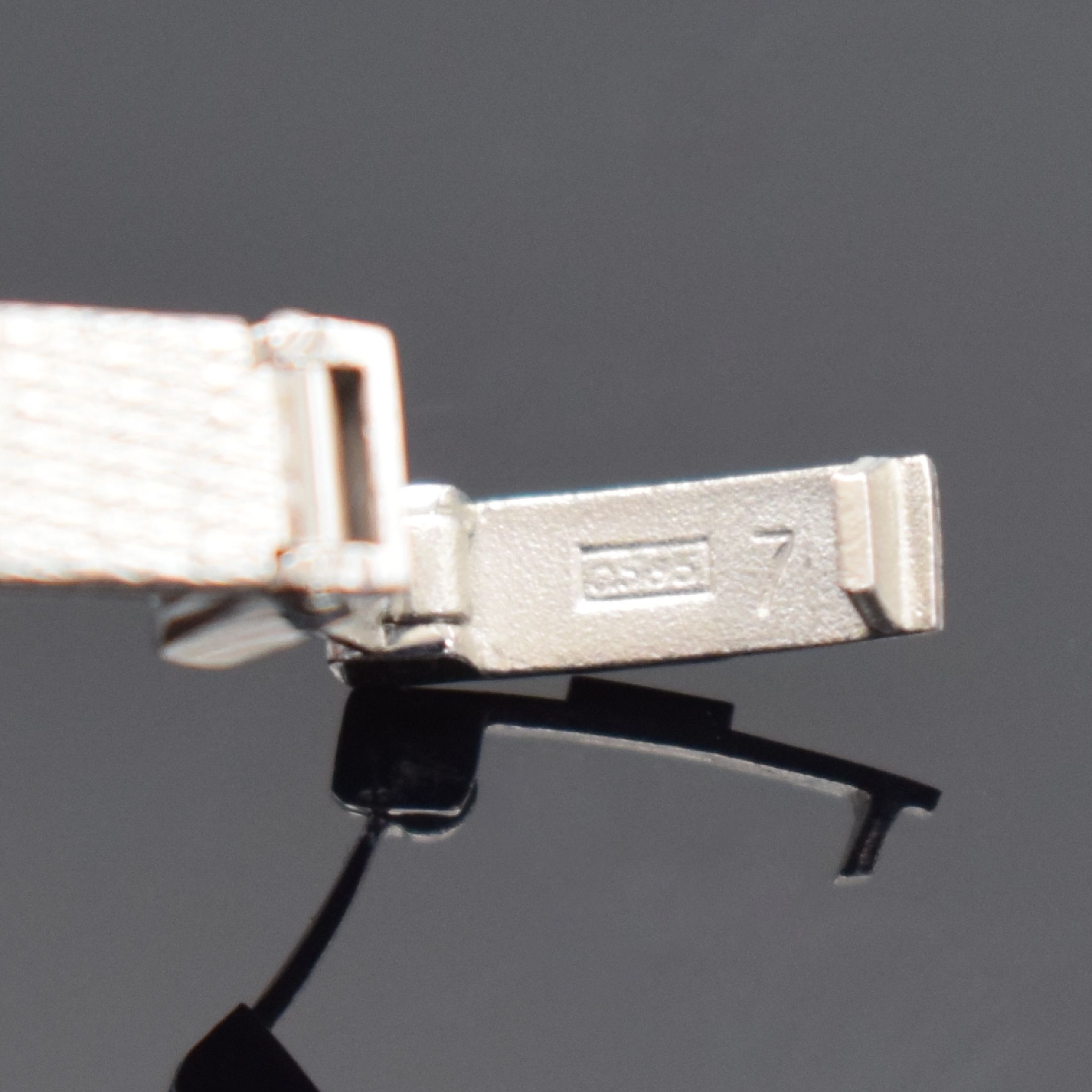 Detail d: TISSOT Damenarmbanduhr in WG 585/000, Schweiz um 1970, Handaufzug, 2-teil. Gehäuse, Boden aufgedr., Milanaiseband, silb. Zifferbl. m. aufges. ...
