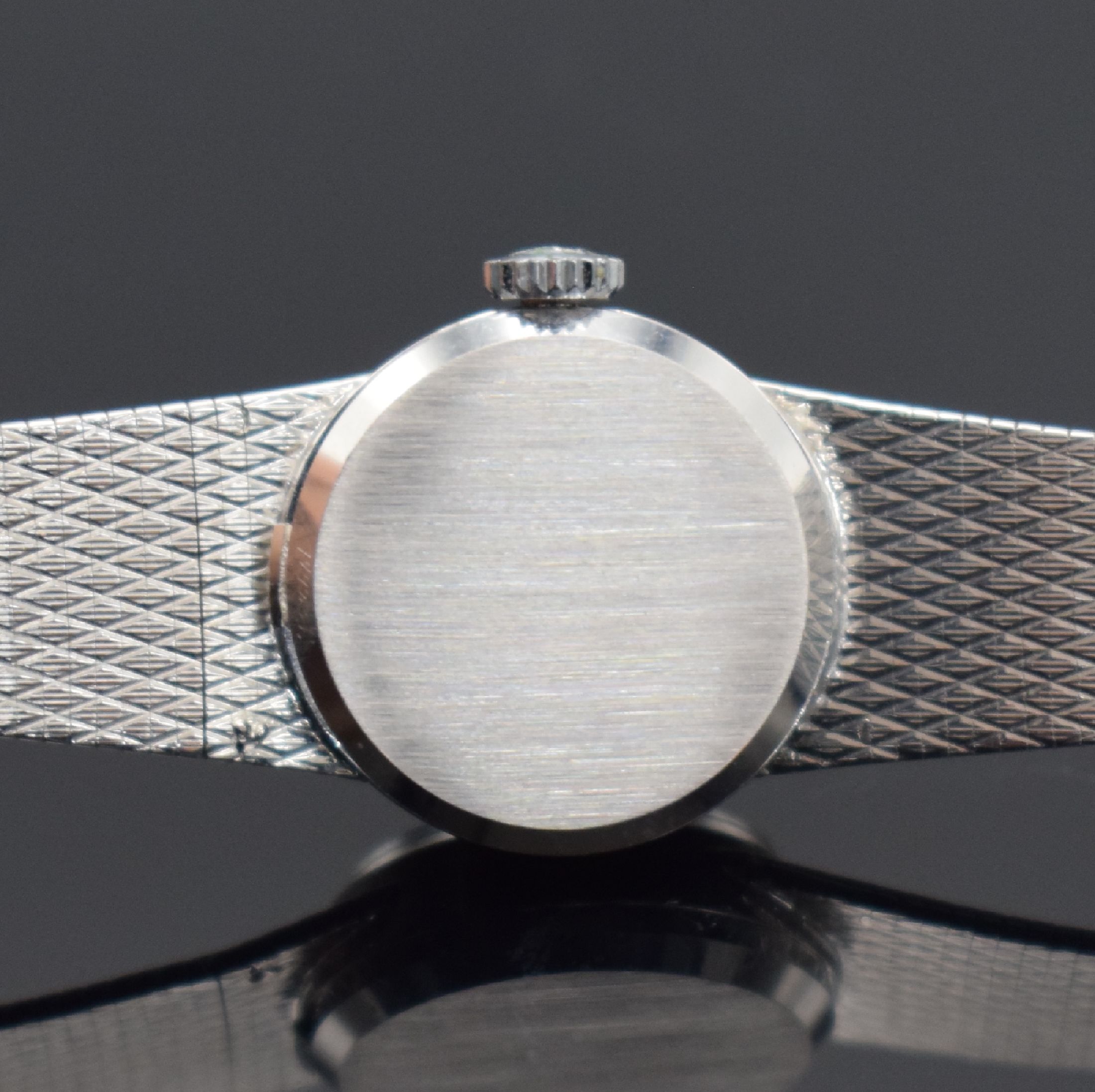 Detail e: TISSOT Damenarmbanduhr in WG 585/000, Schweiz um 1970, Handaufzug, 2-teil. Gehäuse, Boden aufgedr., Milanaiseband, silb. Zifferbl. m. aufges. ...