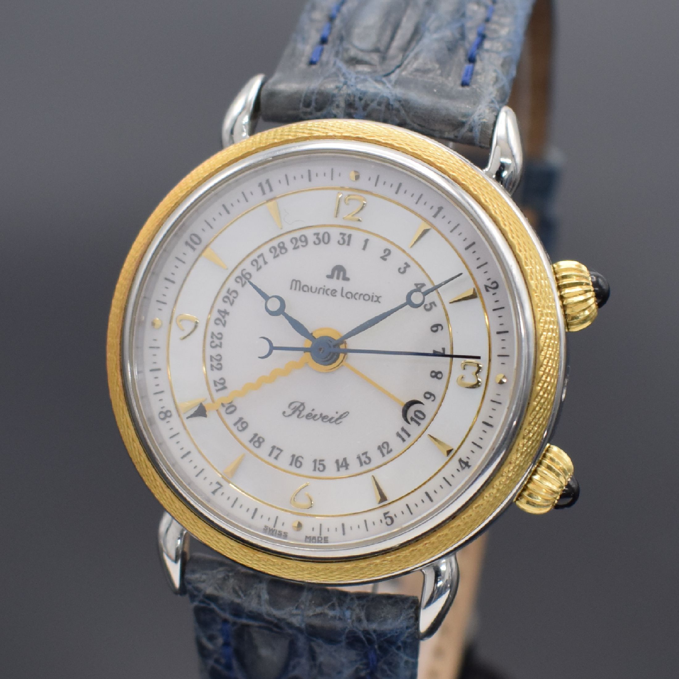 Detail a: MAURICE LACROIX Armbandwecker Modellserie Reveil, Schweiz um 1995, Handaufzug, Edelstahlgeh., Kronen m. Schmucksteinen, GG- Lünette, beids. ...