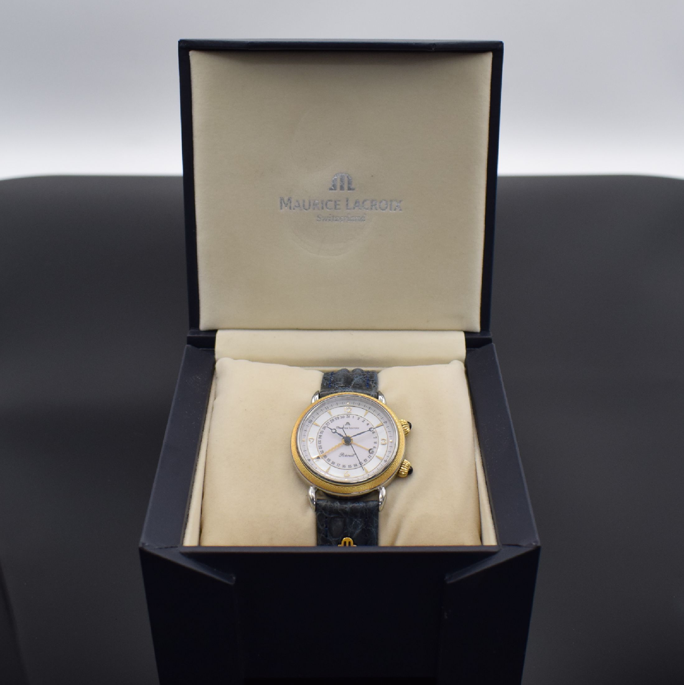 Detail e: MAURICE LACROIX Armbandwecker Modellserie Reveil, Schweiz um 1995, Handaufzug, Edelstahlgeh., Kronen m. Schmucksteinen, GG- Lünette, beids. ...