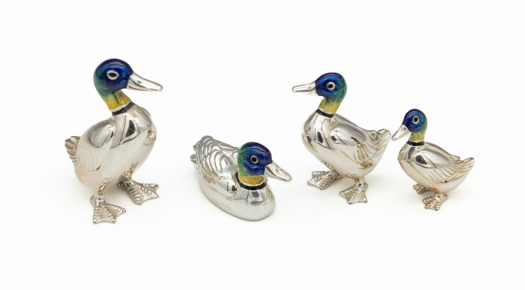 4 Skulpturen "Ente" mit Email, 925er Silber, vollplastisch, blau, grün und gelb emaill., 3 x stehend, H ca. 2.5 - 4.5 cm,1 x sitzend, H ...