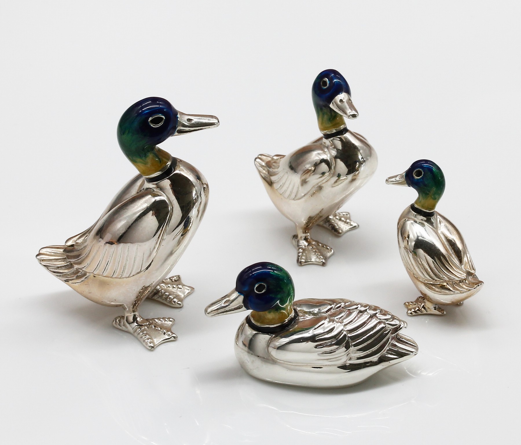 Detail a: 4 Skulpturen "Ente" mit Email, 925er Silber, vollplastisch, blau, grün und gelb emaill., 3 x stehend, H ca. 2.5 - 4.5 cm,1 x sitzend, H ...