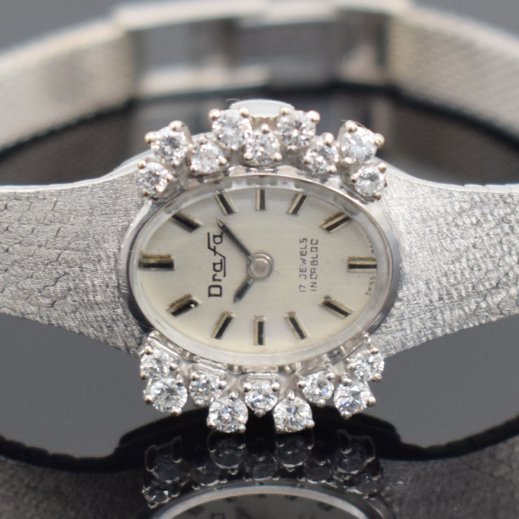 Detail a: DRAFA Damenarmbanduhr in WG 585/000 mit Diamanten, Schweiz um 1970, Umbau auf quarz später, 2-teil. Geh., Boden aufgedr., Milanaiseband, Lünette ...