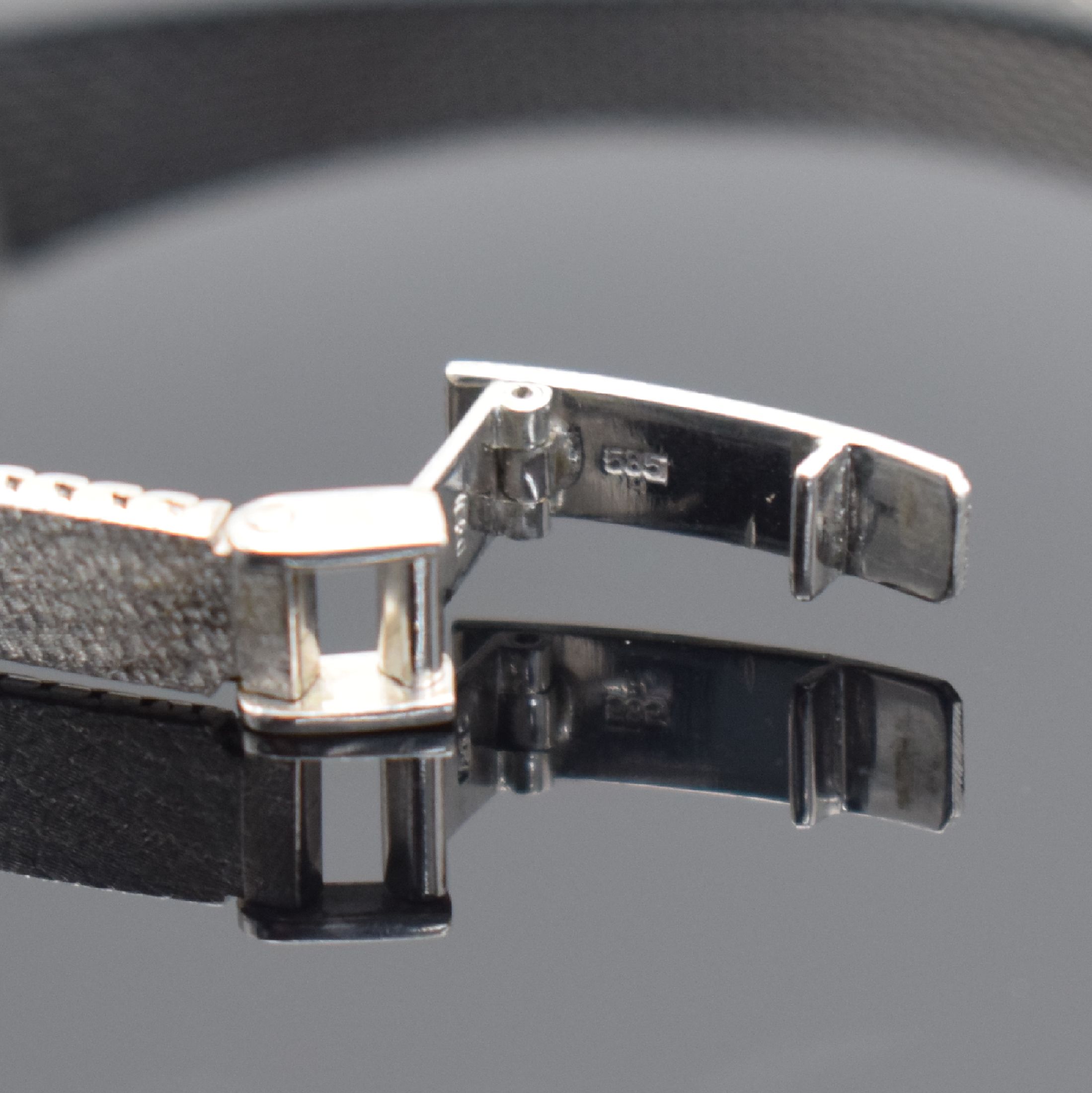 Detail b: DRAFA Damenarmbanduhr in WG 585/000 mit Diamanten, Schweiz um 1970, Umbau auf quarz später, 2-teil. Geh., Boden aufgedr., Milanaiseband, Lünette ...