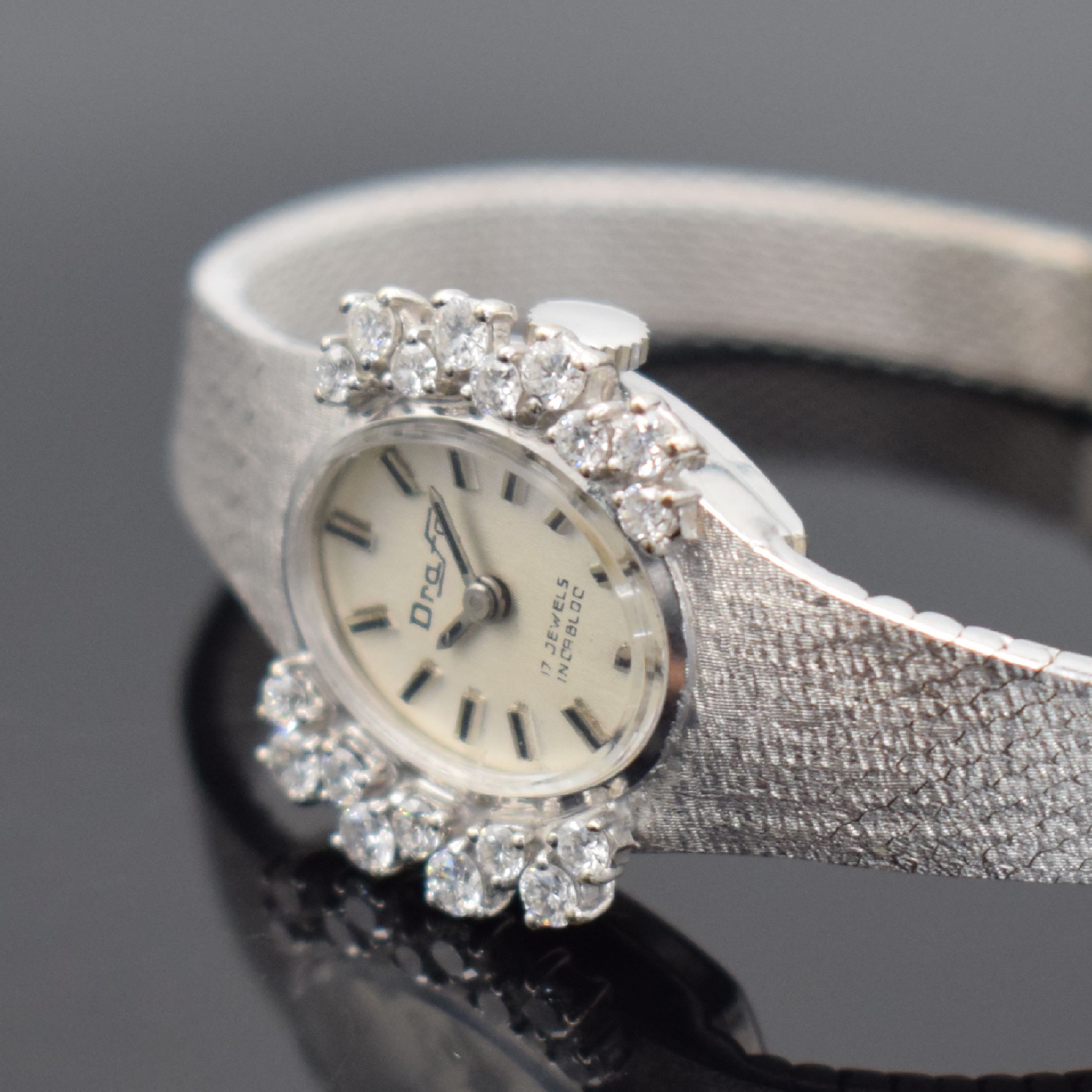 Detail d: DRAFA Damenarmbanduhr in WG 585/000 mit Diamanten, Schweiz um 1970, Umbau auf quarz später, 2-teil. Geh., Boden aufgedr., Milanaiseband, Lünette ...