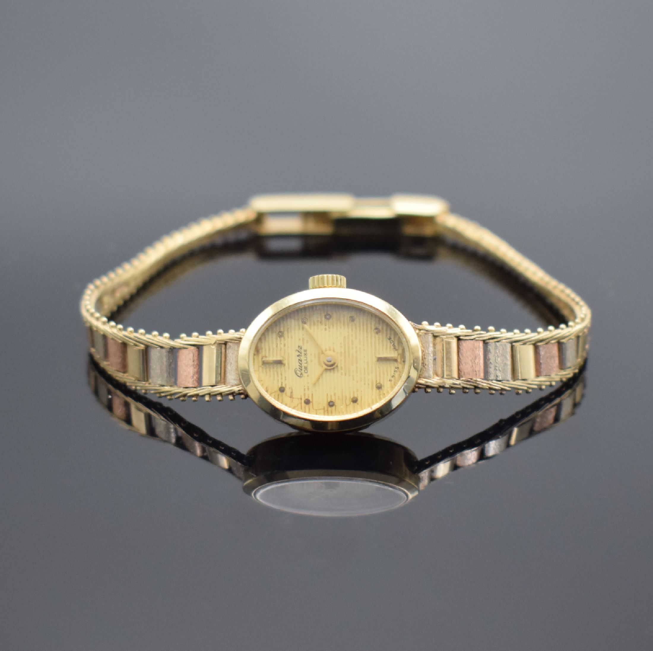 QUARTZ De Luxe Damenarmbanduhr in GG/RG/WG 585/000, Schweiz um 1965, Boden aufgedr., gold., horizontal gestreiftes Zifferbl. fl./pat., Anz. v. Std. & ...