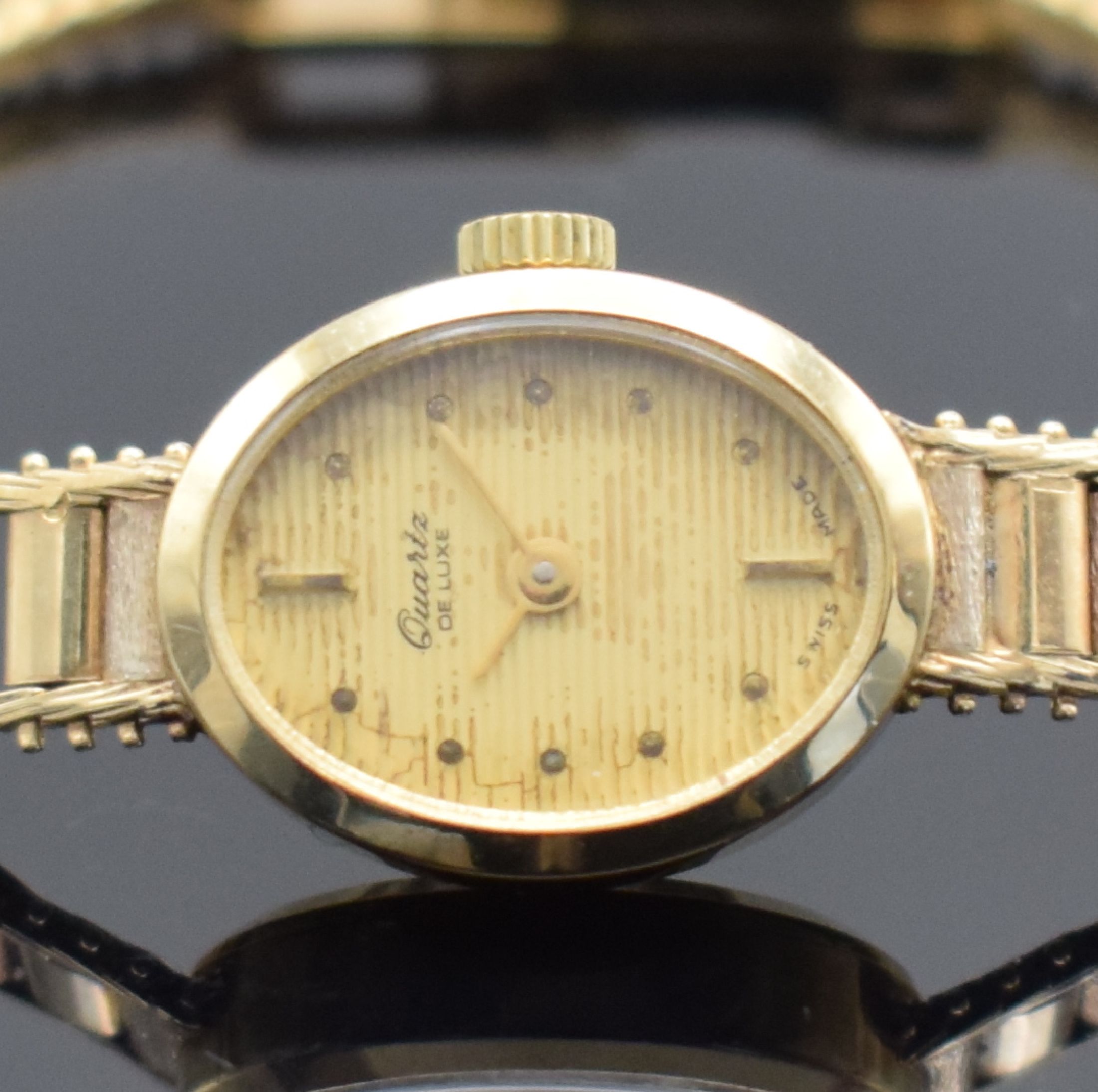 Detail a: QUARTZ De Luxe Damenarmbanduhr in GG/RG/WG 585/000, Schweiz um 1965, Boden aufgedr., gold., horizontal gestreiftes Zifferbl. fl./pat., Anz. v. Std. & ...