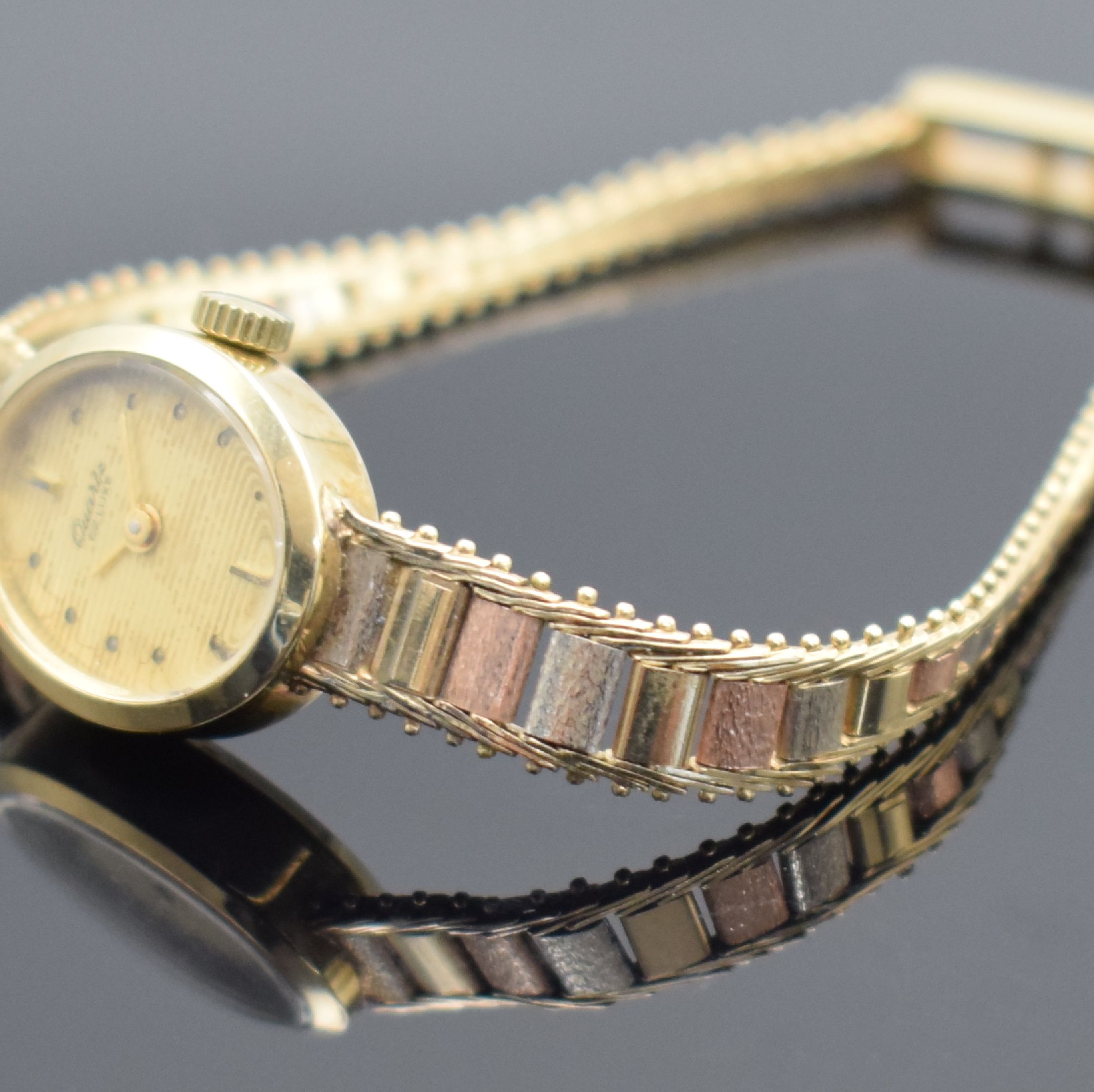 Detail b: QUARTZ De Luxe Damenarmbanduhr in GG/RG/WG 585/000, Schweiz um 1965, Boden aufgedr., gold., horizontal gestreiftes Zifferbl. fl./pat., Anz. v. Std. & ...