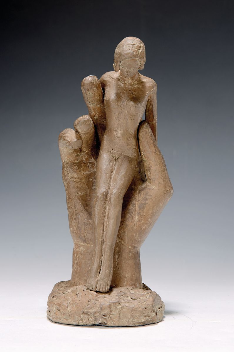 Monogrammist G.v.B., zweiteilige Skulptur einer Frau in einer Hand, H. ca. 26cm