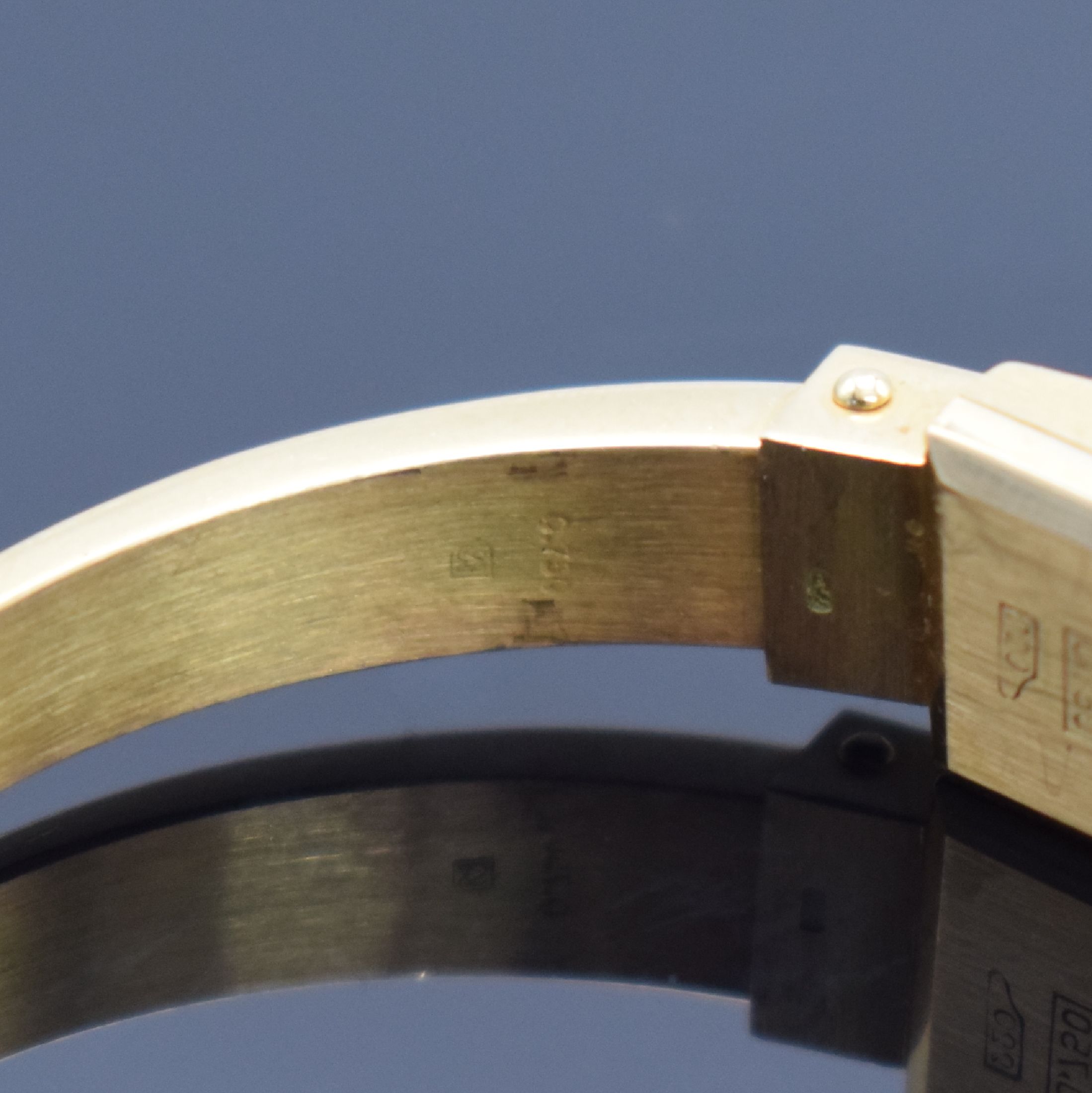 Detail e: KELBERT seltene emaillierte Spangenuhr in GG 750/000, Handaufzug, Schweiz um 1965, Boden aufgedr., mehrfarbig transluzid emaill. Geh. & Spange, gold. ...
