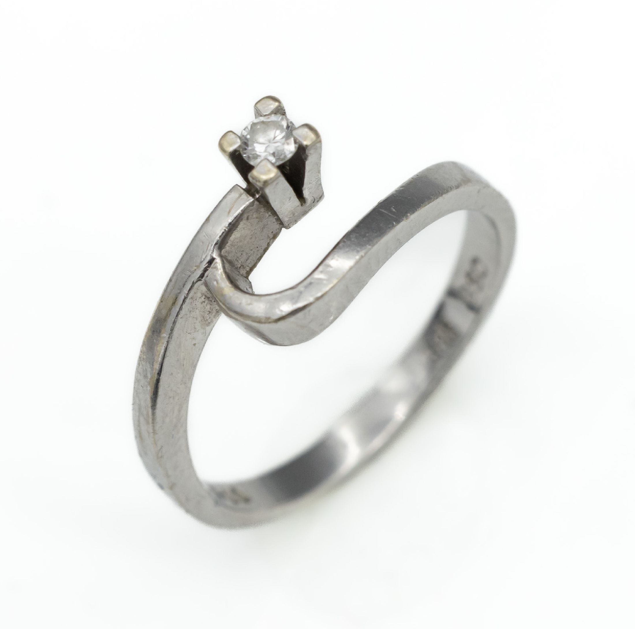 14 kt Gold Ring mit Brillant, WG 585/000, geschwungene Ringschiene, Ende bes. mit einem Brillanten ca. 0.05 ct Weiß/vs, RW 49.5, ca. 2.3 g, mit ...