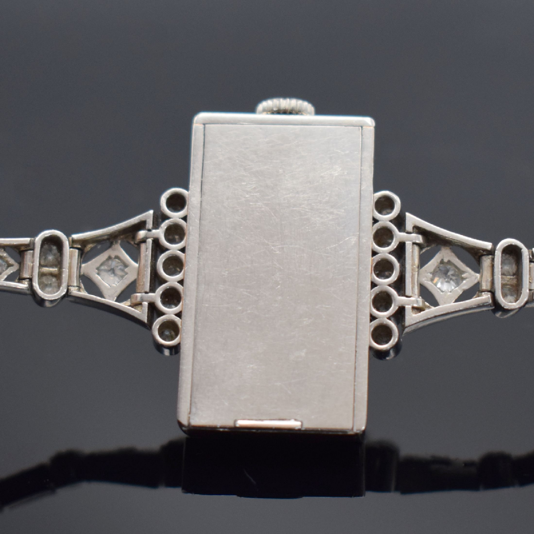 Detail e: VACHERON & CONSTANTIN / VERGER FRERES sehr seltene, diamantbesetzte Art-Deco Damenschmuckbanduhr in Platin, Schweiz um 1916, quer-rechteck.-Geh., ca. ...