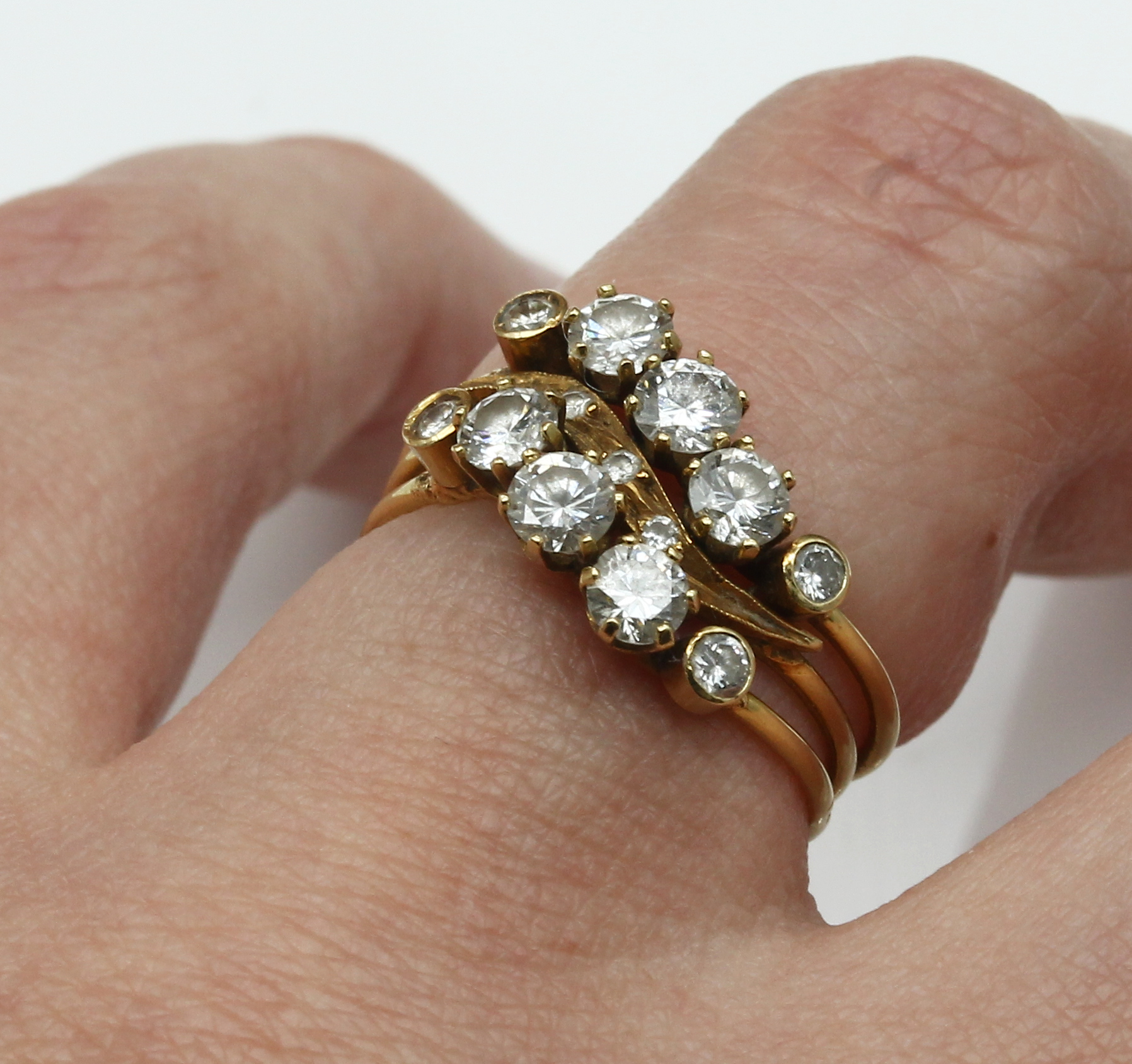 Detail a: Sogn. Diamant-Haremsring, GG 750/000, 13 Brillanten zus. ca. 1.15 ct Weiß/si-p, ca. 4.5 g, RW 52