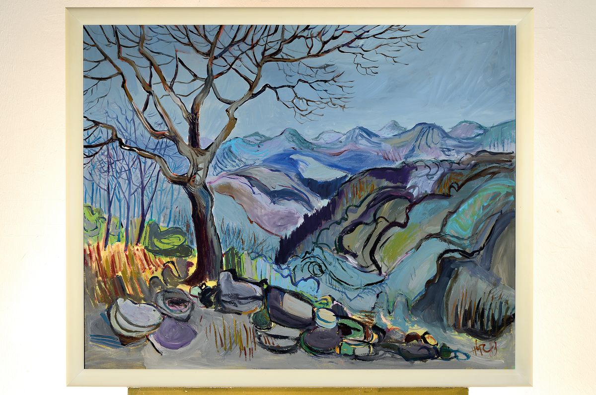 Detail k: Monogrammist HR, datiert (19)83, knorriger Baum vor hügeliger Landschaft, Öl/Lwd, rechts unten monogr. und dat., ca. 80x100cm, R. ca. 87x107cm