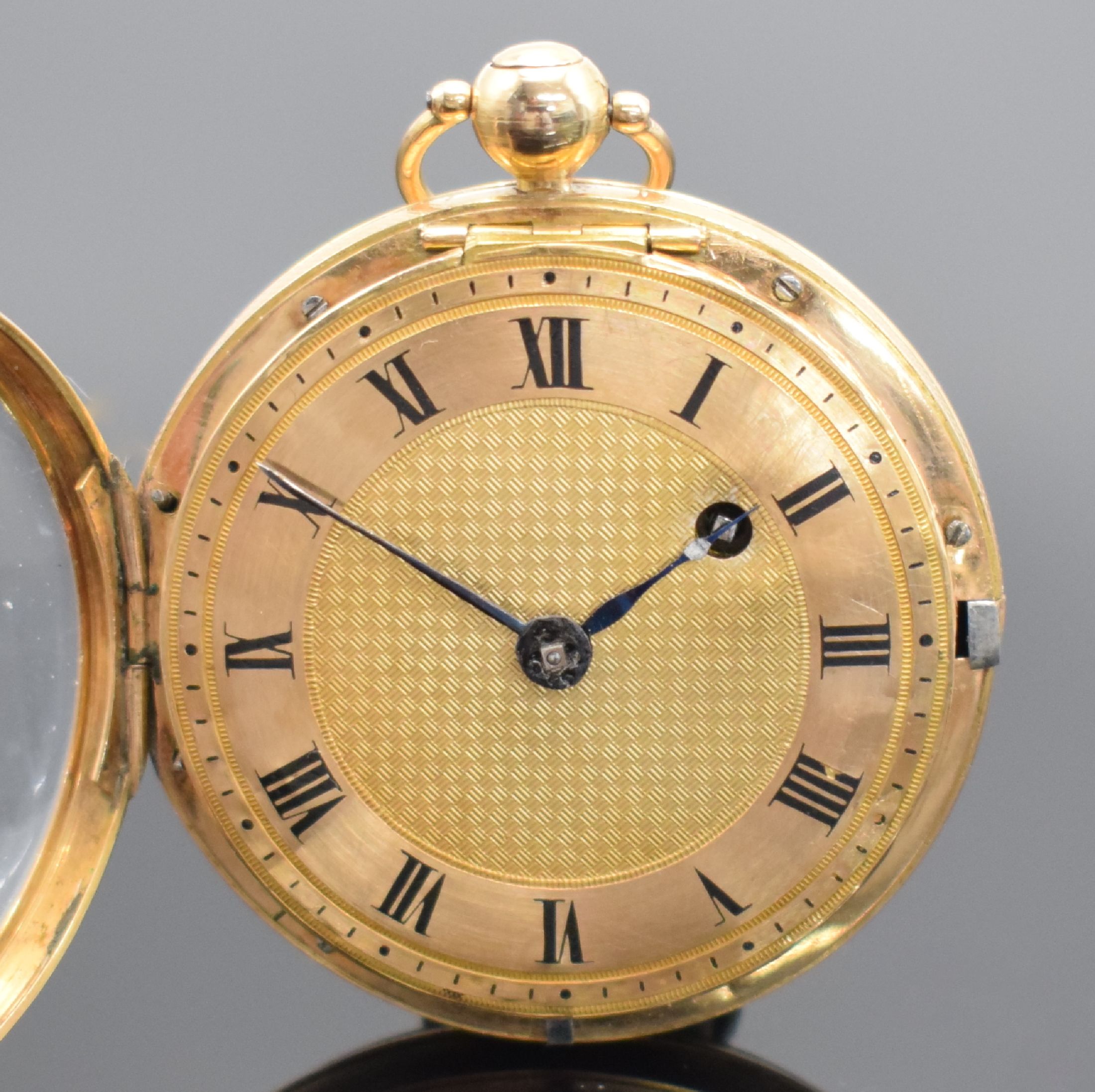 Detail b: Spindeltaschenuhr in Roségold 750/000, Schweiz um 1830, Ränder guill., Geh. dell., Rückseite m. Emailbild Blumenbouquet, Goldzifferblatt dell., ...